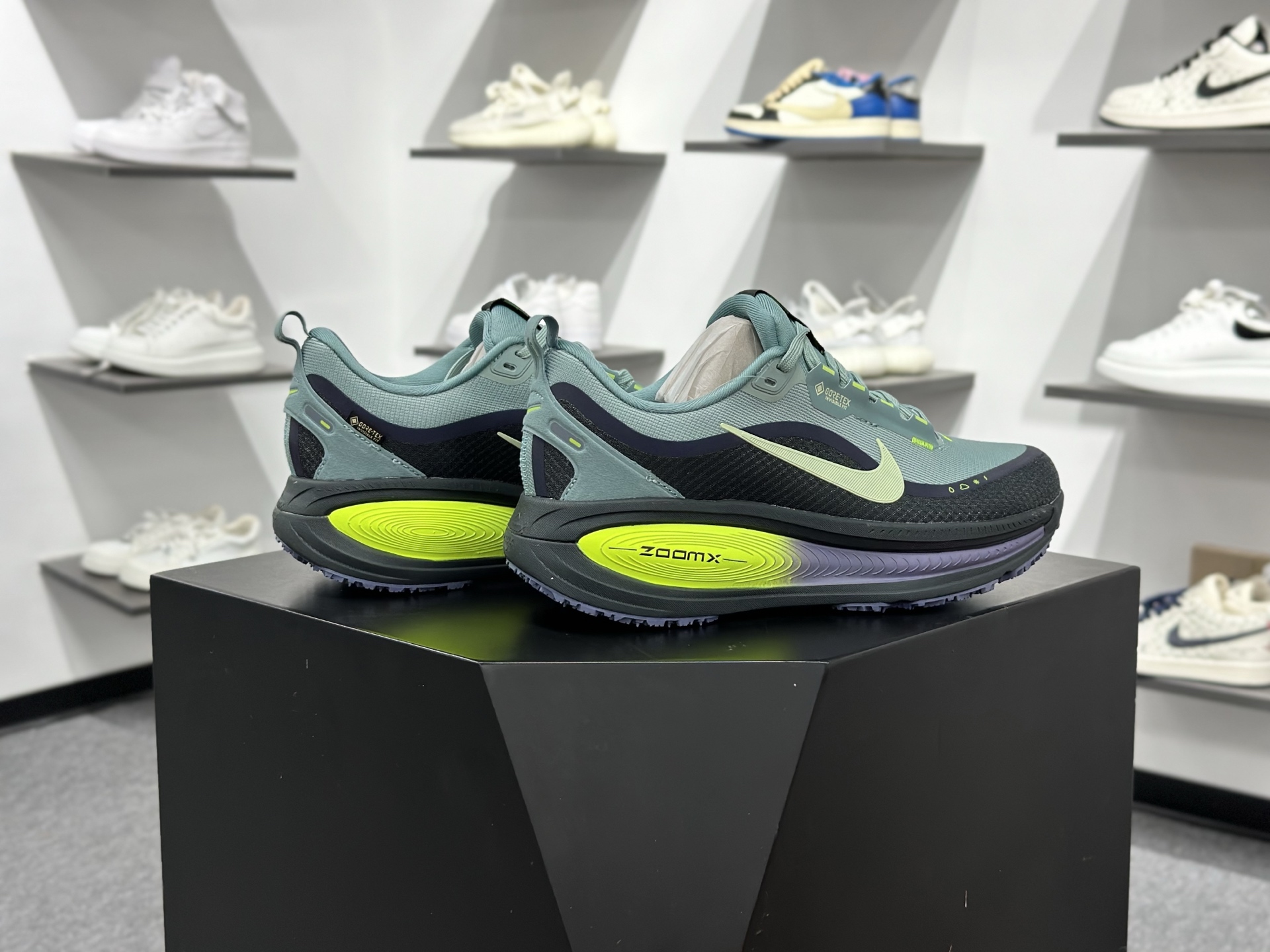 Nike VOMERO 18 GTX 耐克 舒适减震防滑 低帮跑步鞋全掌ReactX泡绵中底 HQ7001-300