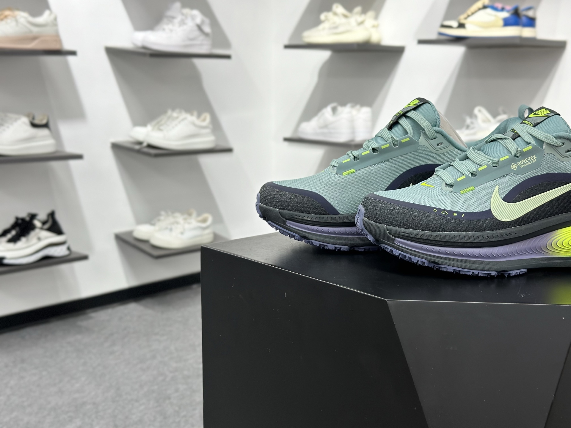 Nike VOMERO 18 GTX 耐克 舒适减震防滑 低帮跑步鞋全掌ReactX泡绵中底 HQ7001-300