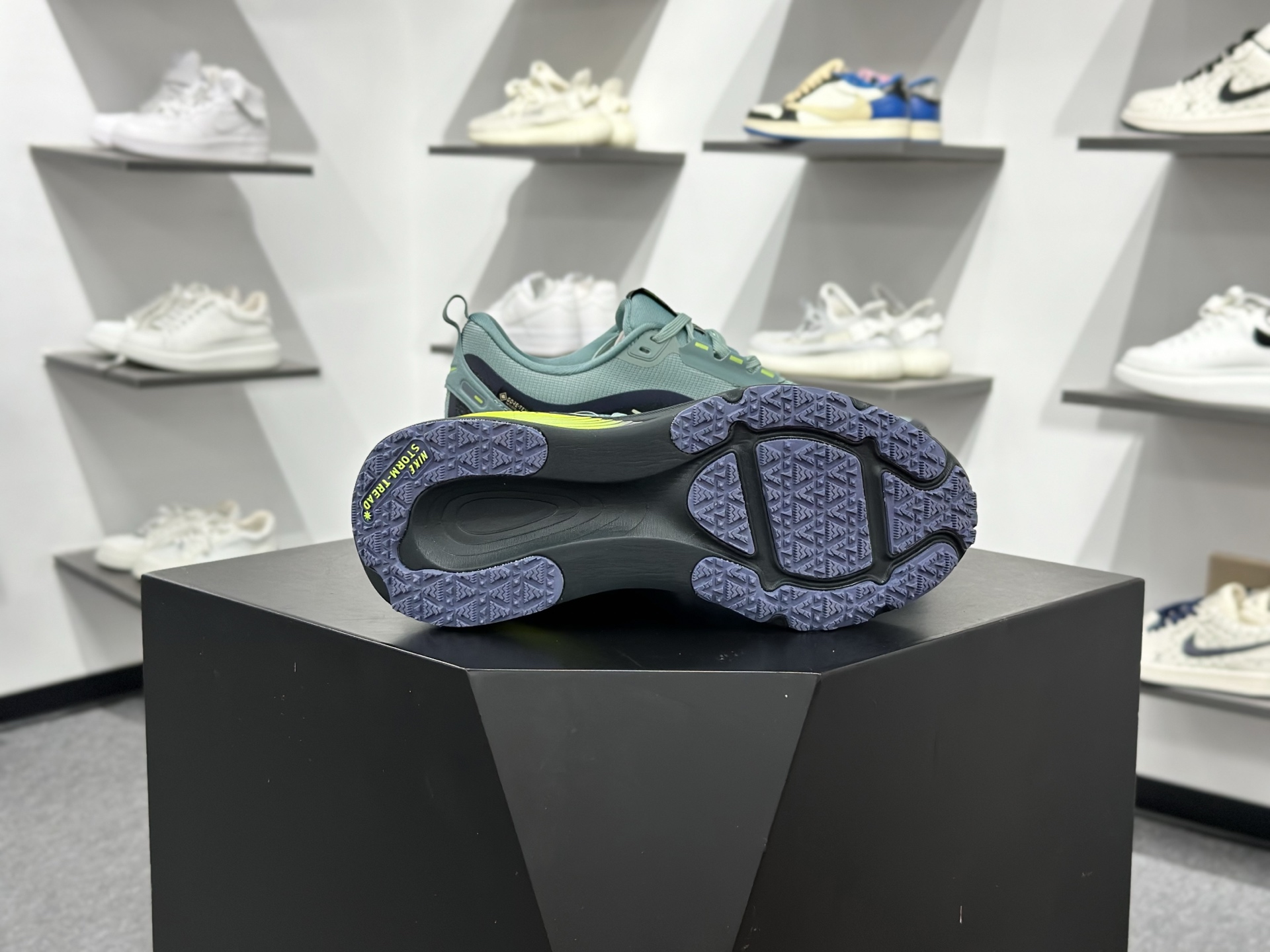 Nike VOMERO 18 GTX 耐克 舒适减震防滑 低帮跑步鞋全掌ReactX泡绵中底 HQ7001-300