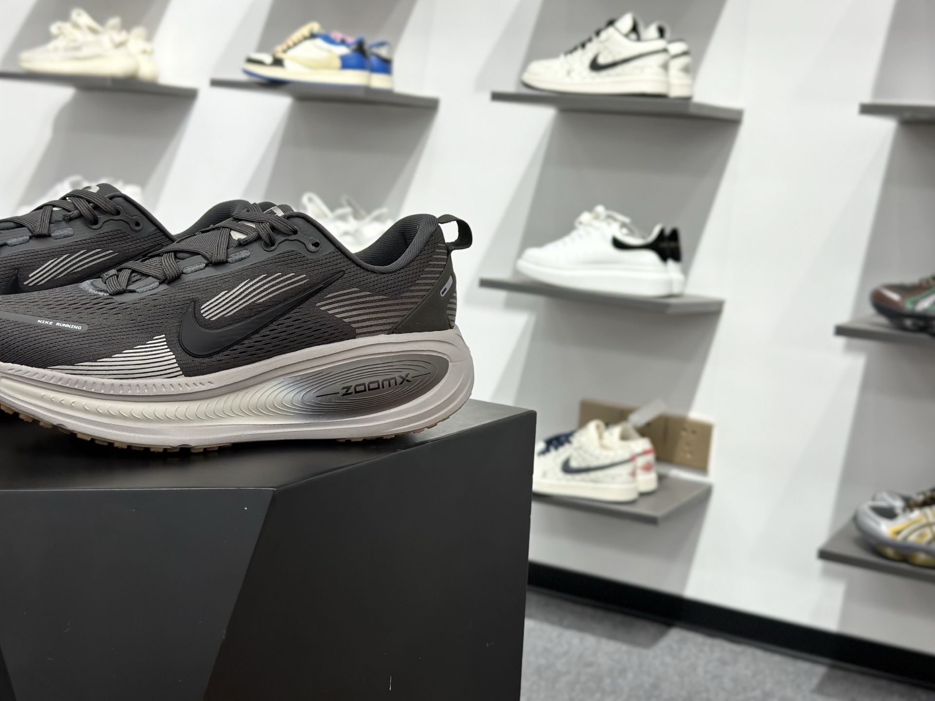 Nike VOMERO 18 GTX 耐克 舒适减震防滑 低帮跑步鞋全掌ReactX泡绵中底 HM6803-215