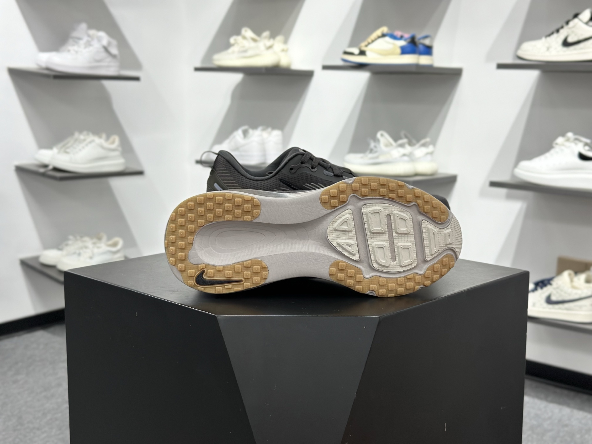 Nike VOMERO 18 GTX 耐克 舒适减震防滑 低帮跑步鞋全掌ReactX泡绵中底 HM6803-215