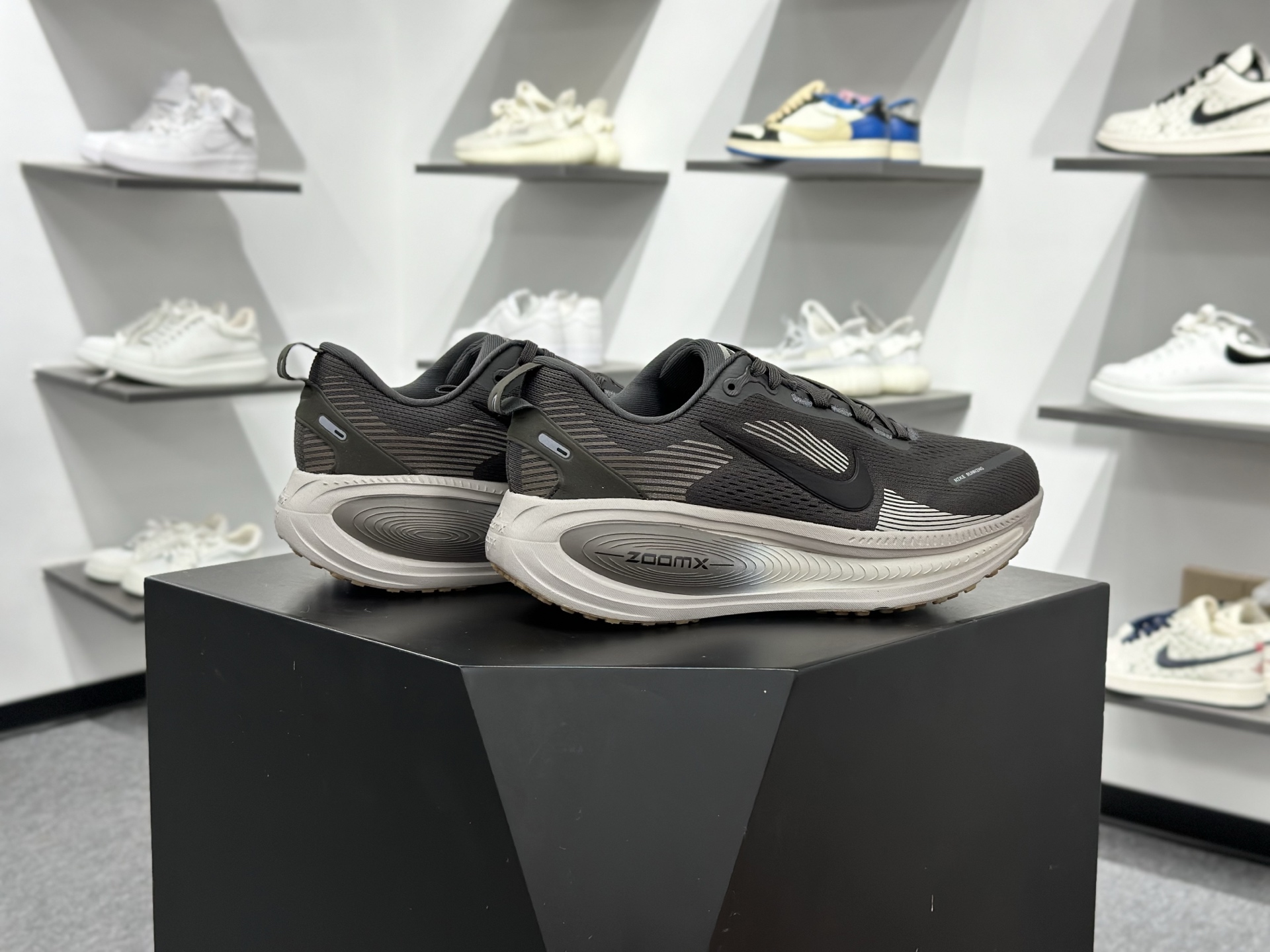 Nike VOMERO 18 GTX 耐克 舒适减震防滑 低帮跑步鞋全掌ReactX泡绵中底 HM6803-215