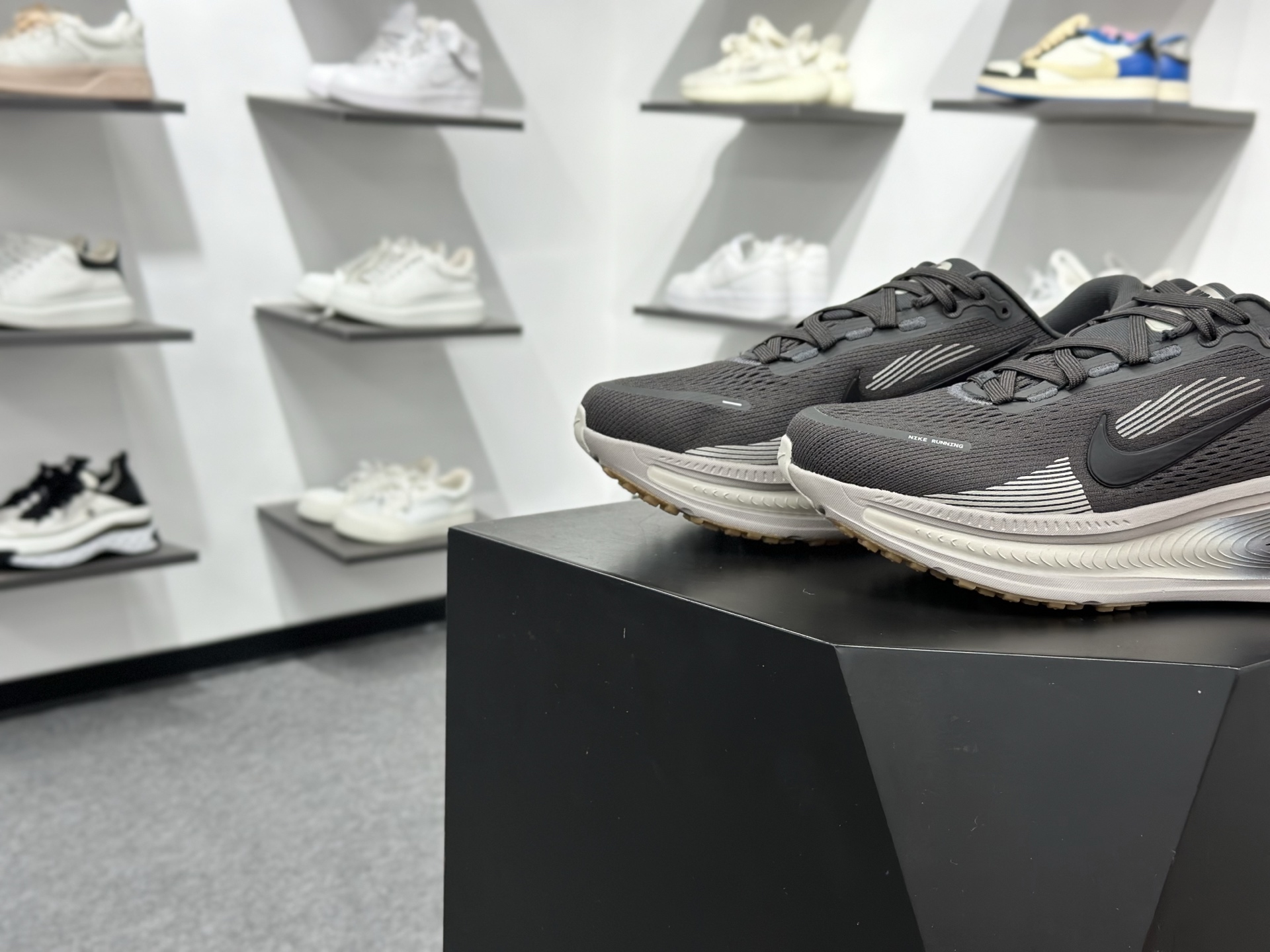 Nike VOMERO 18 GTX 耐克 舒适减震防滑 低帮跑步鞋全掌ReactX泡绵中底 HM6803-215