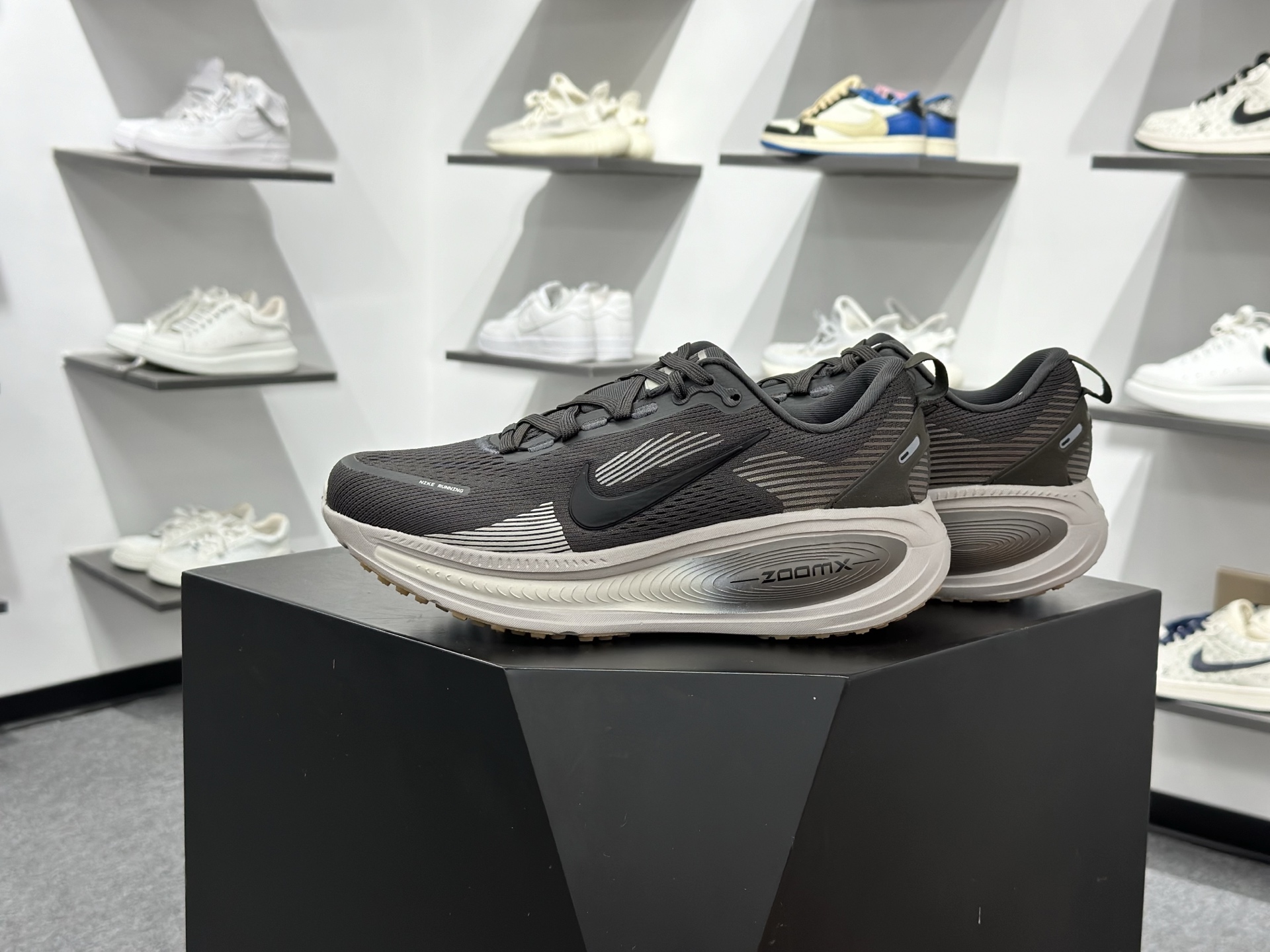 Nike VOMERO 18 GTX 耐克 舒适减震防滑 低帮跑步鞋全掌ReactX泡绵中底 HM6803-215