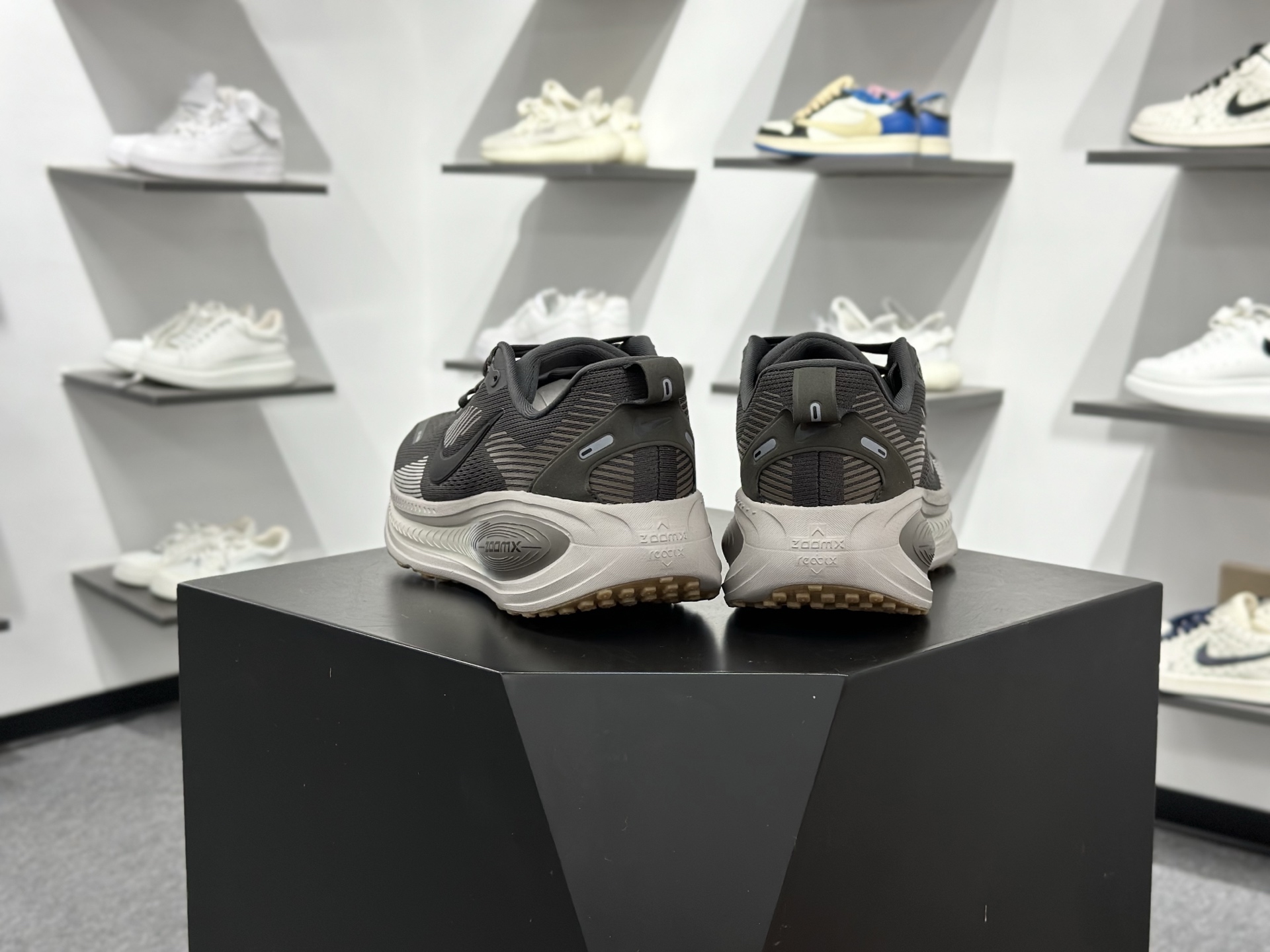 Nike VOMERO 18 GTX 耐克 舒适减震防滑 低帮跑步鞋全掌ReactX泡绵中底 HM6803-215