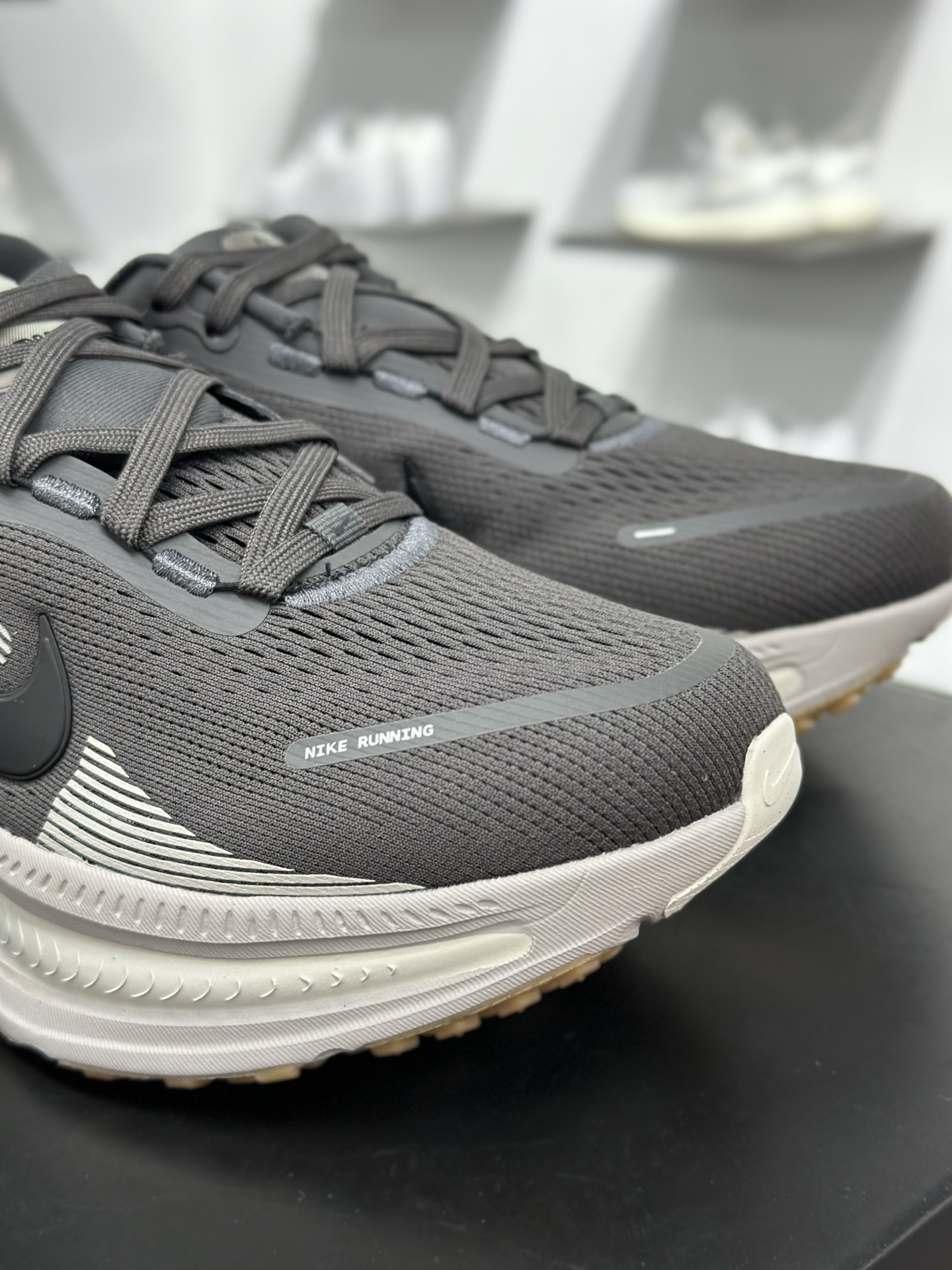 Nike VOMERO 18 GTX 耐克 舒适减震防滑 低帮跑步鞋全掌ReactX泡绵中底 HM6803-215