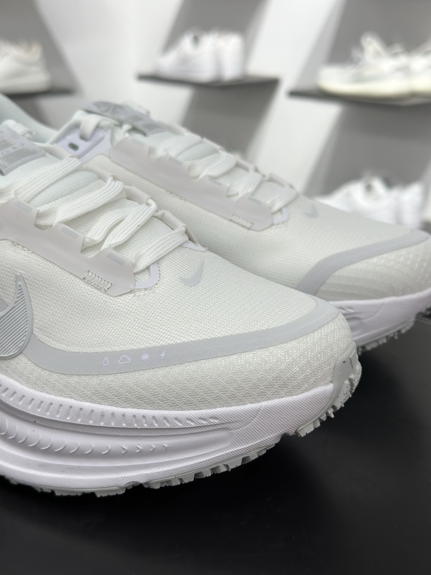 Nike VOMERO 18 GTX 耐克 舒适减震防滑 低帮跑步鞋全掌ReactX泡绵中底 HQ7001-100