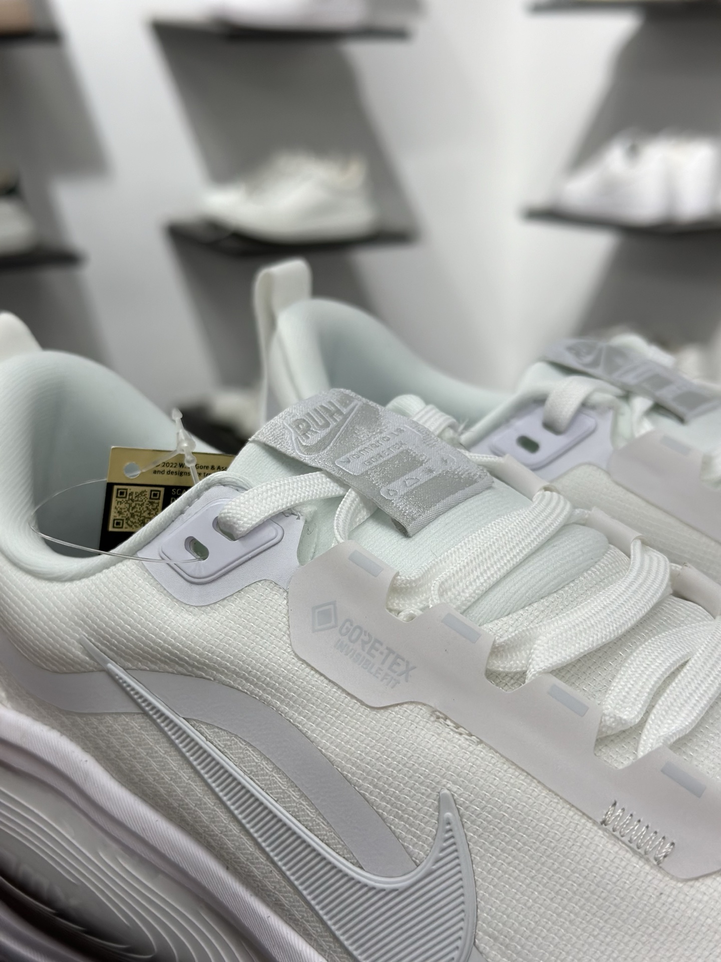 Nike VOMERO 18 GTX 耐克 舒适减震防滑 低帮跑步鞋全掌ReactX泡绵中底 HQ7001-100