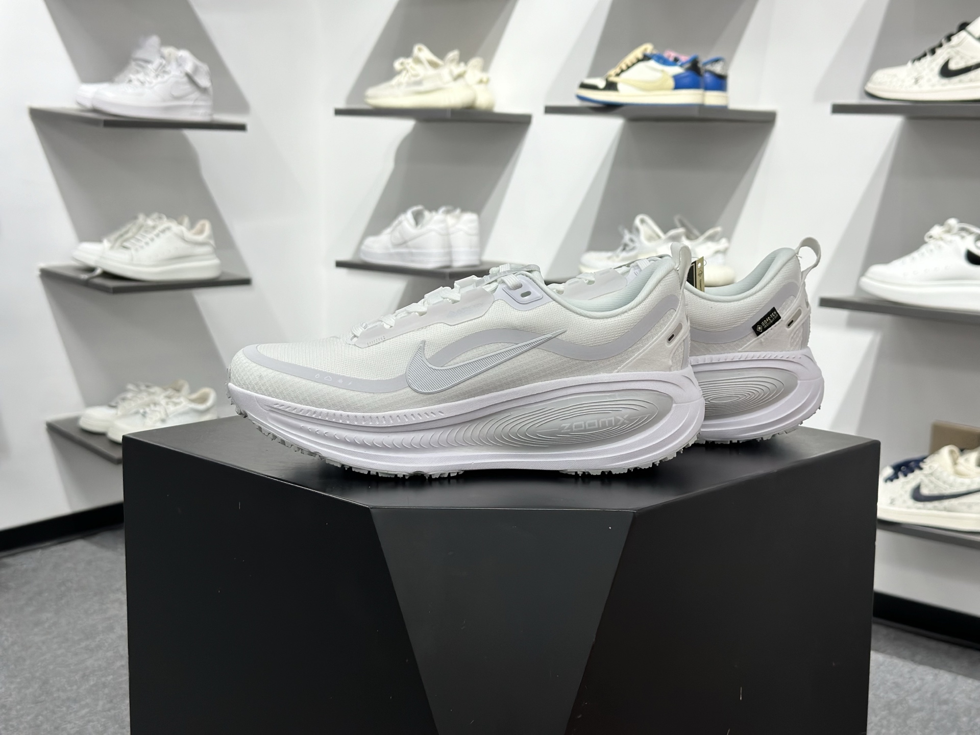 Nike VOMERO 18 GTX 耐克 舒适减震防滑 低帮跑步鞋全掌ReactX泡绵中底 HQ7001-100