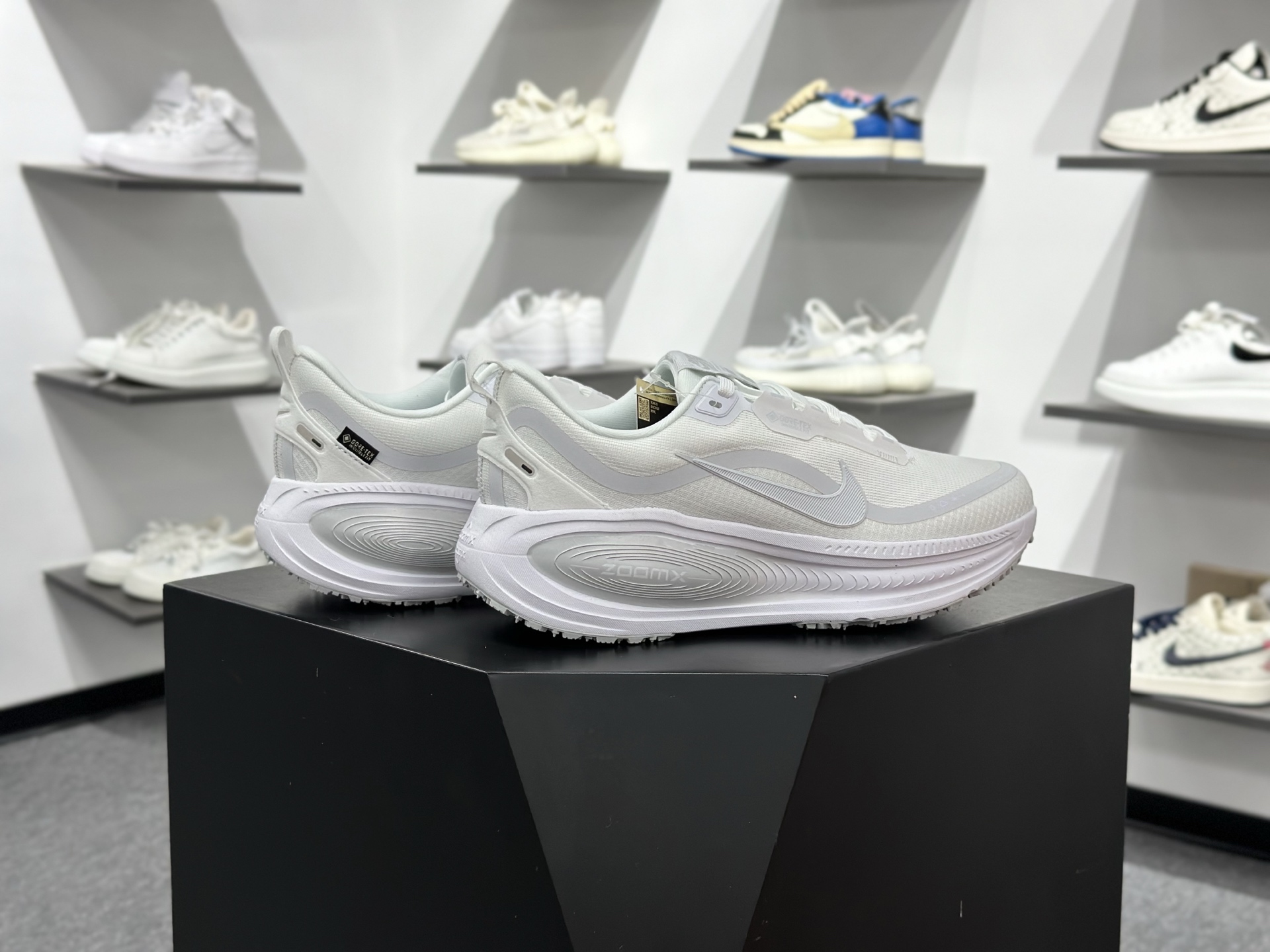 Nike VOMERO 18 GTX 耐克 舒适减震防滑 低帮跑步鞋全掌ReactX泡绵中底 HQ7001-100