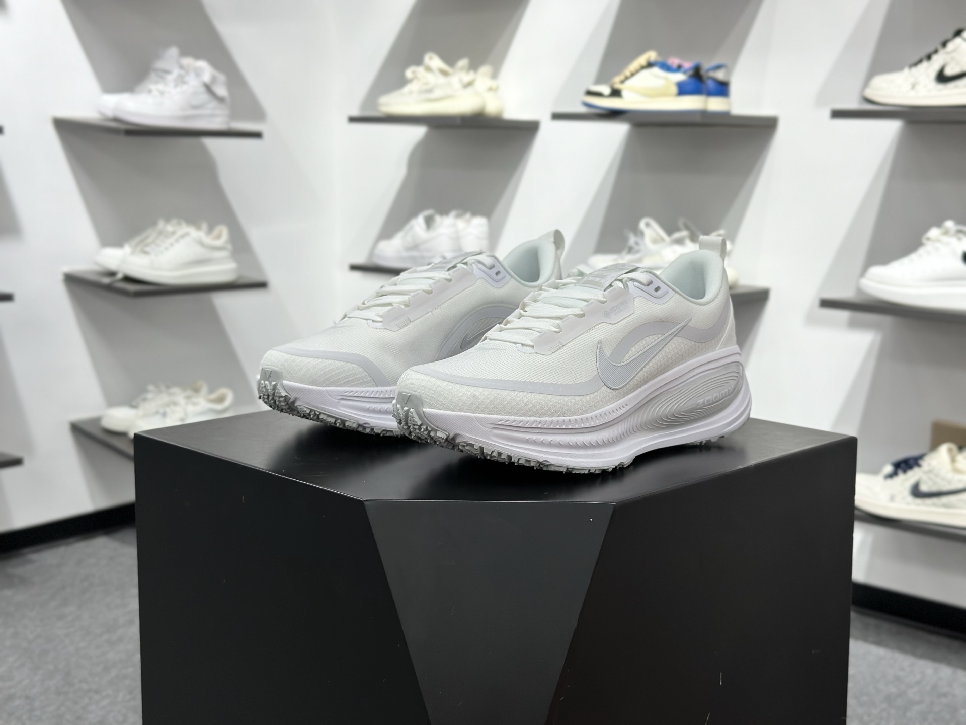 Nike VOMERO 18 GTX 耐克 舒适减震防滑 低帮跑步鞋全掌ReactX泡绵中底 HQ7001-100