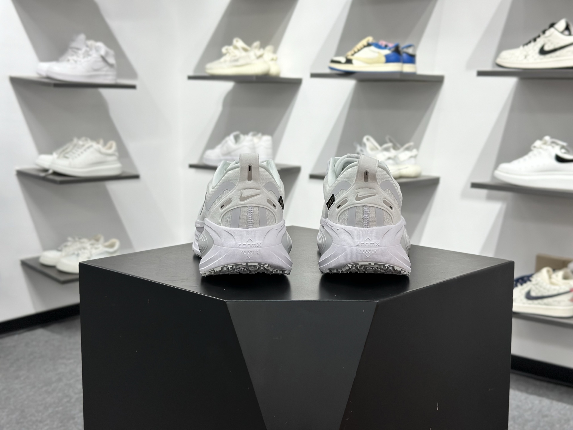 Nike VOMERO 18 GTX 耐克 舒适减震防滑 低帮跑步鞋全掌ReactX泡绵中底 HQ7001-100