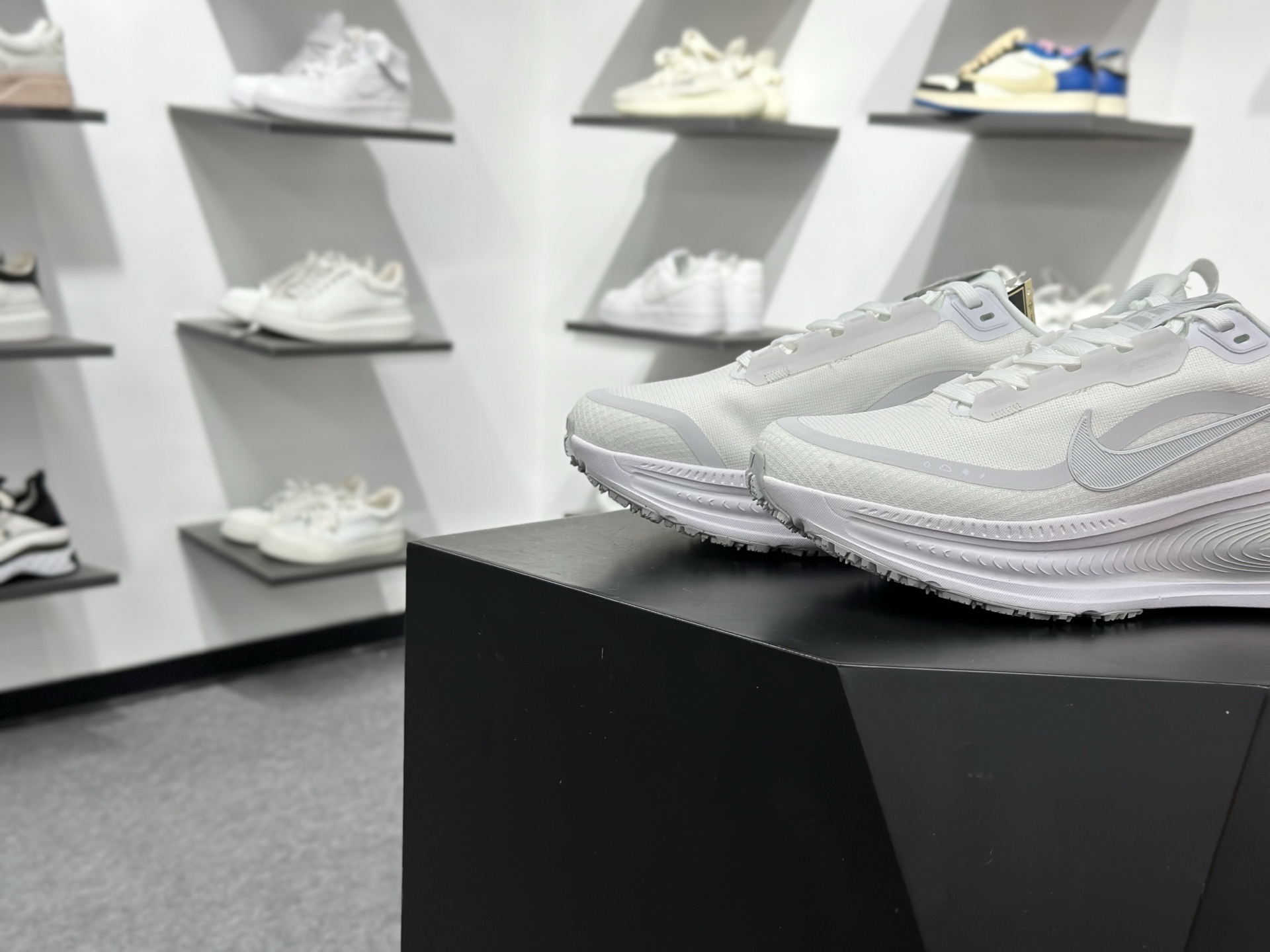 Nike VOMERO 18 GTX 耐克 舒适减震防滑 低帮跑步鞋全掌ReactX泡绵中底 HQ7001-100