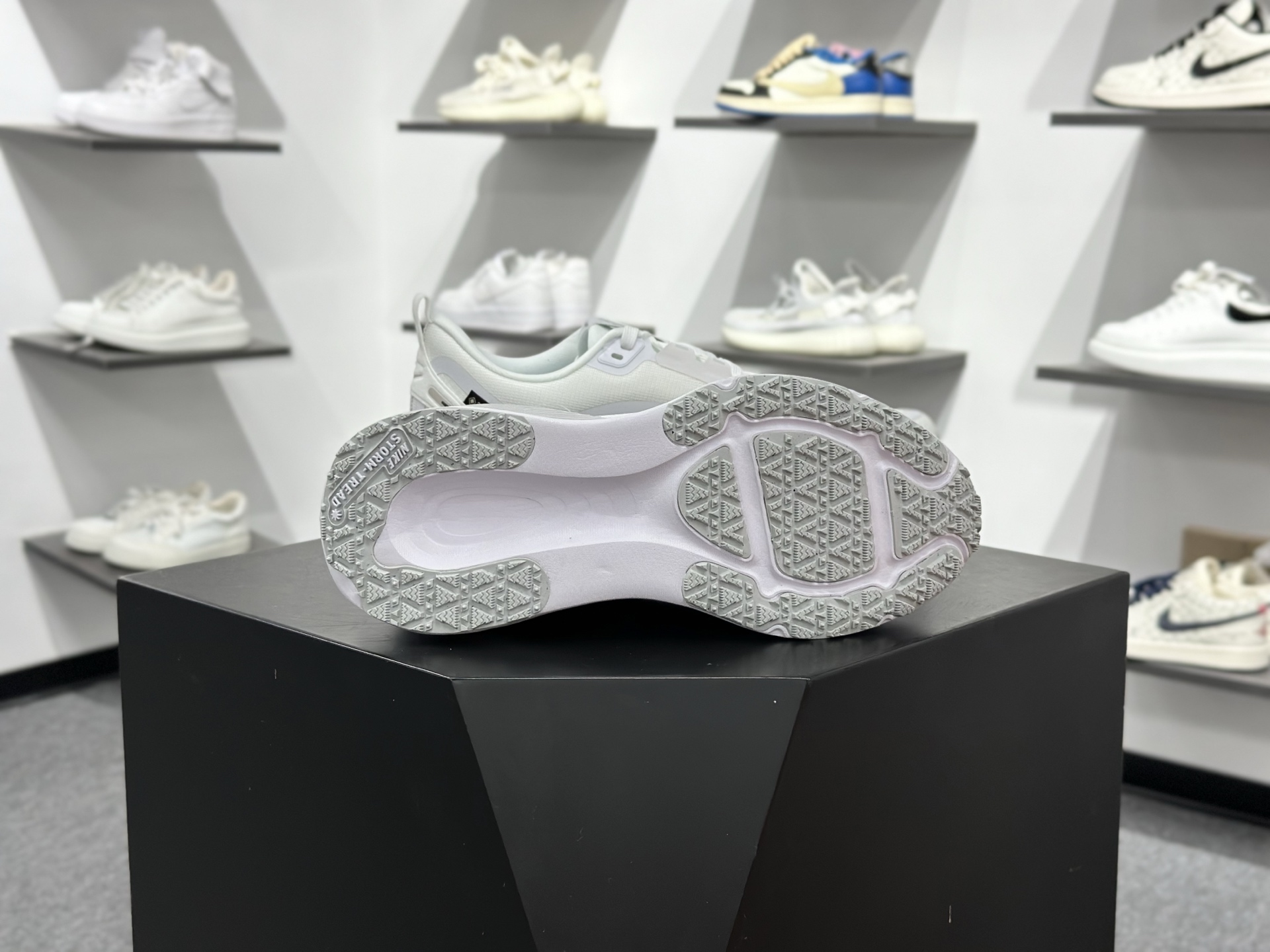 Nike VOMERO 18 GTX 耐克 舒适减震防滑 低帮跑步鞋全掌ReactX泡绵中底 HQ7001-100