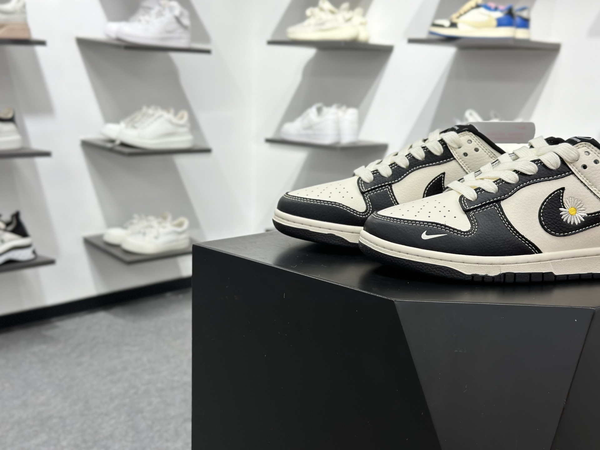 Nike SB Dunk Low 小雏菊 黑白小勾 XD1588-245