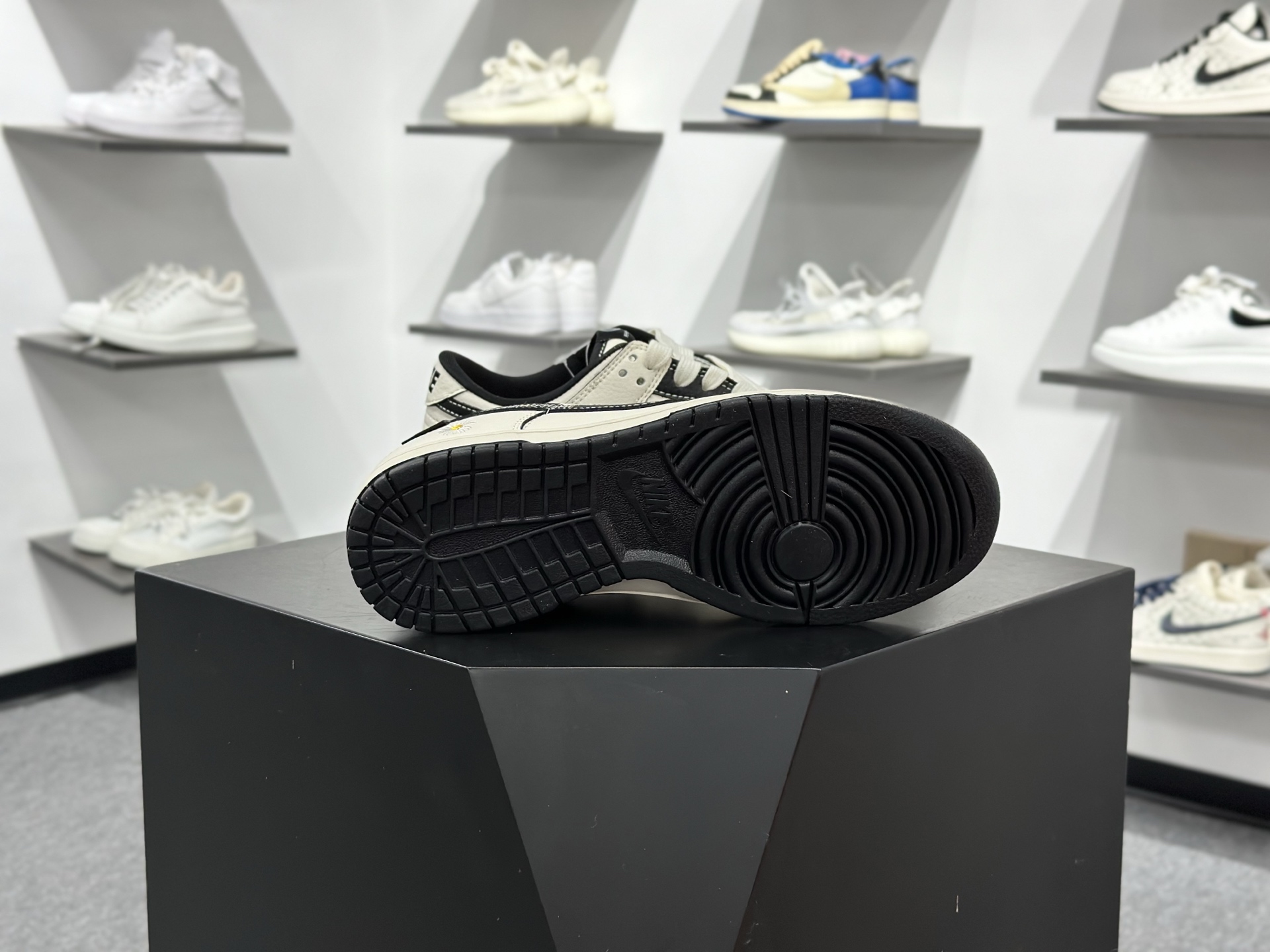 Nike SB Dunk Low 小雏菊 黑白小勾 XD1588-245