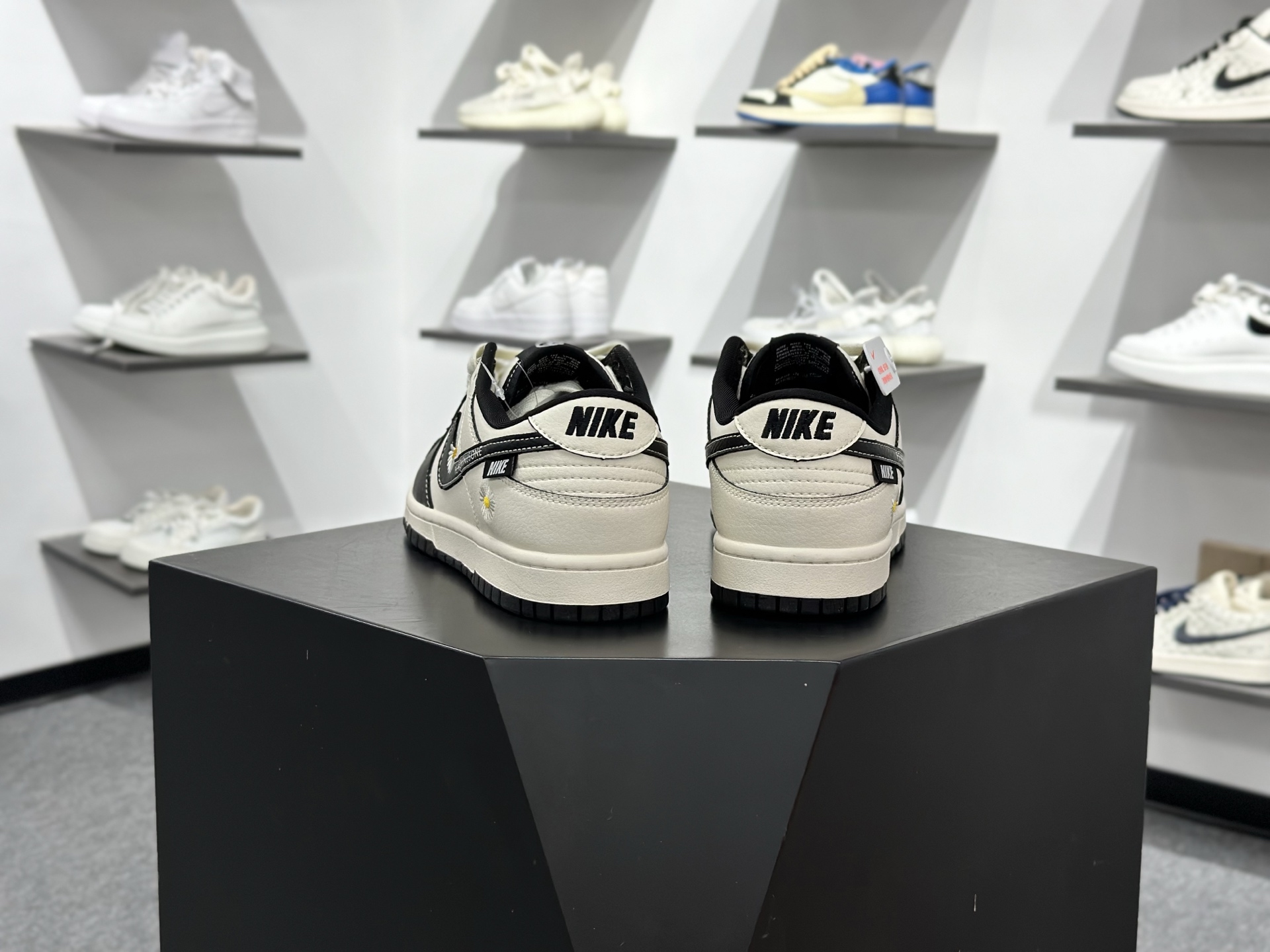 Nike SB Dunk Low 小雏菊 黑白小勾 XD1588-245