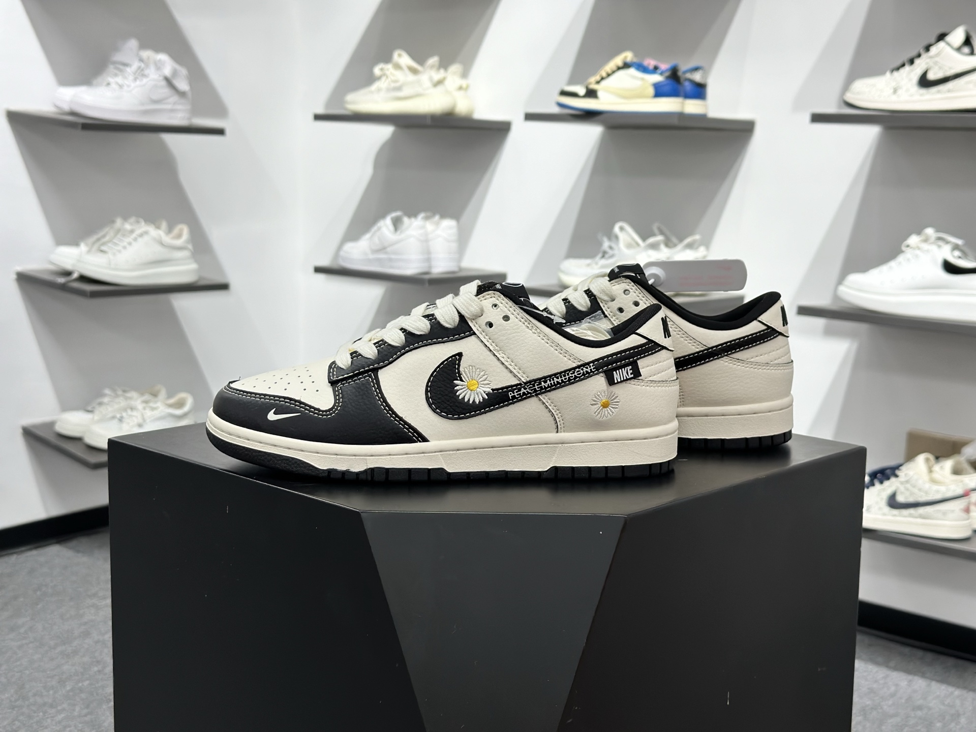 Nike SB Dunk Low 小雏菊 黑白小勾 XD1588-245