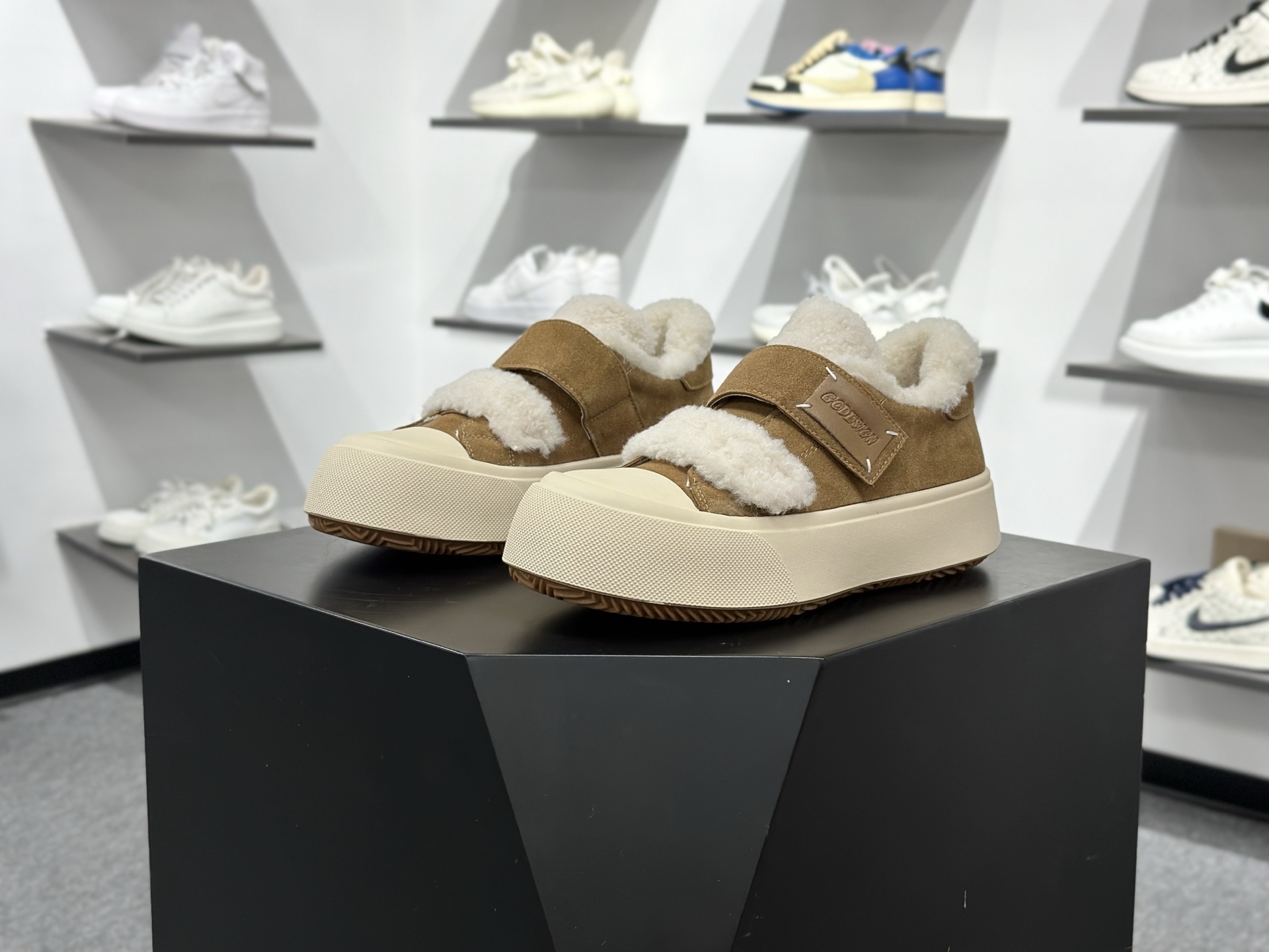 GG-CC GG-CC Chunky Low 厚底增高运动老爹鞋 G23Y6905