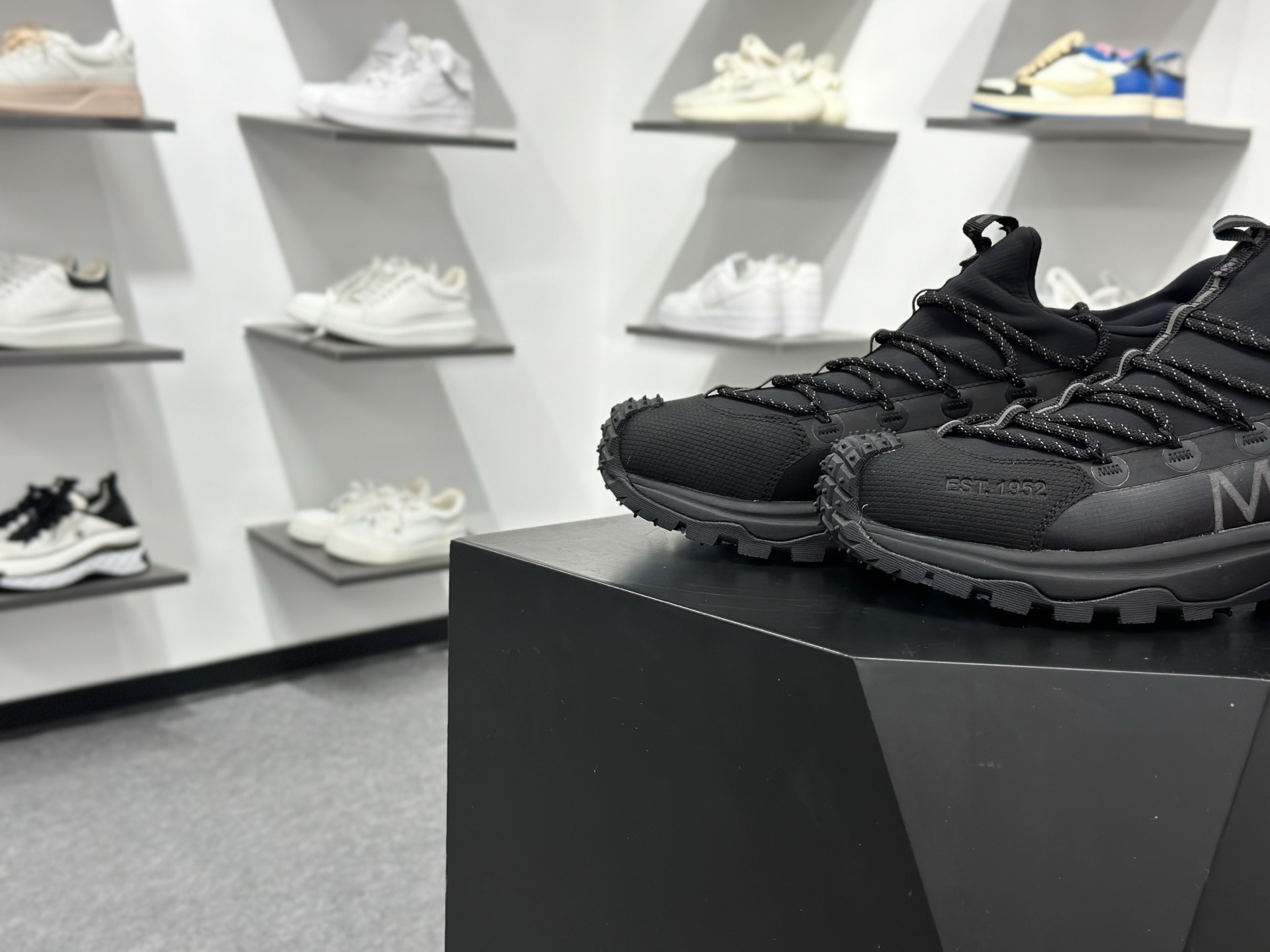 moner trailgrip gore-tex 越野旅行系列低帮厚底轻量户外登山运动鞋 白黑 4M00090 M3457999