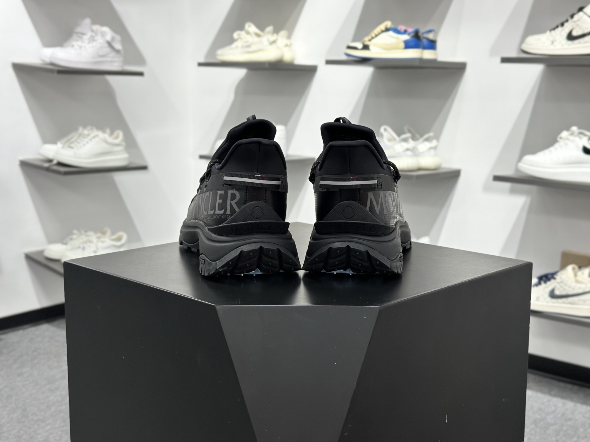 moner trailgrip gore-tex 越野旅行系列低帮厚底轻量户外登山运动鞋 白黑 4M00090 M3457999