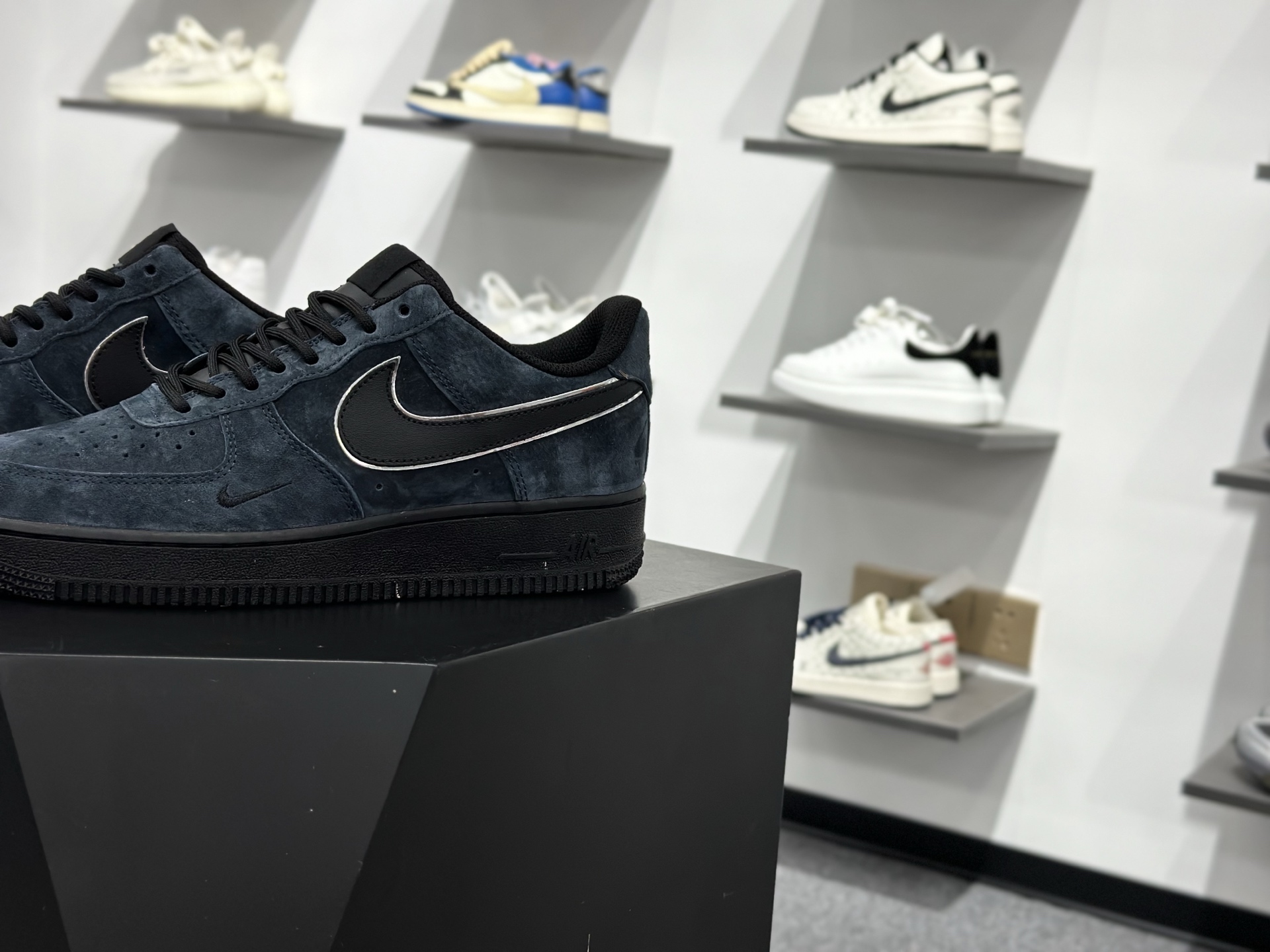 Nike Air Force 1‘07 Mid 断勾 喷绘 空军一号中帮休闲板鞋 ZH0316-124