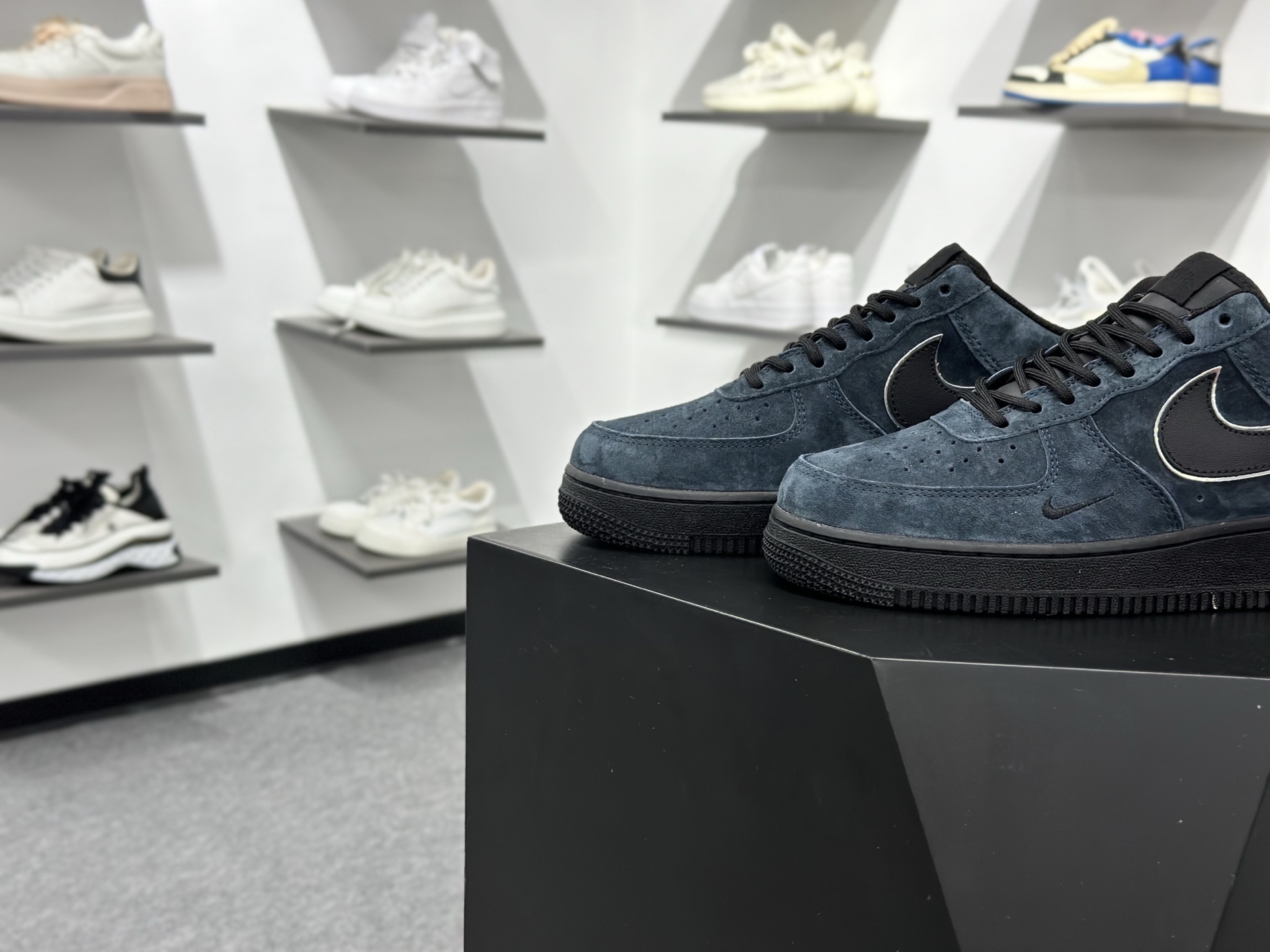Nike Air Force 1‘07 Mid 断勾 喷绘 空军一号中帮休闲板鞋 ZH0316-124