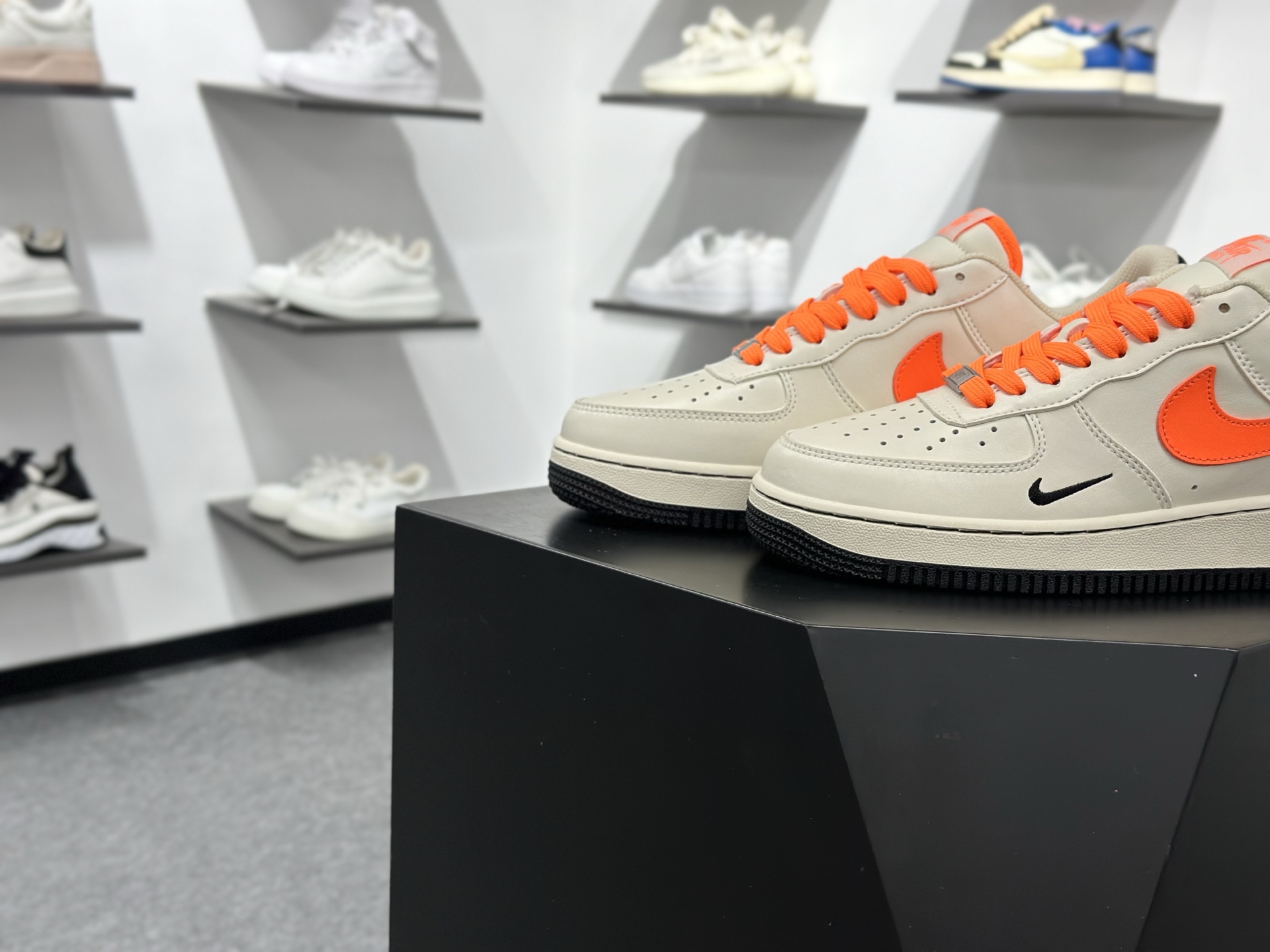 Nike Air Force 1 Low 07 x Louis Vuitton 米白橙小勾 NH0601-582