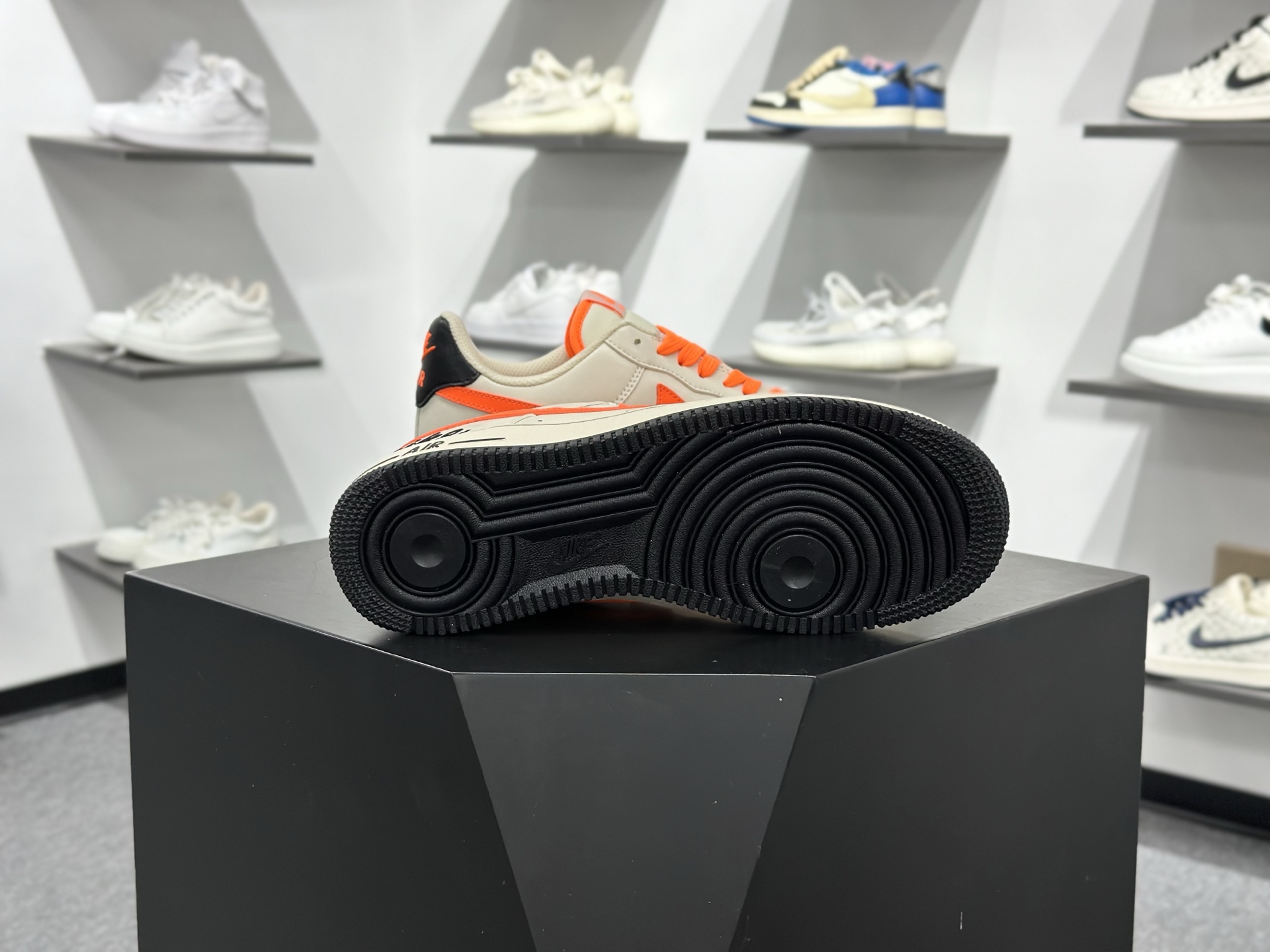Nike Air Force 1 Low 07 x Louis Vuitton 米白橙小勾 NH0601-582