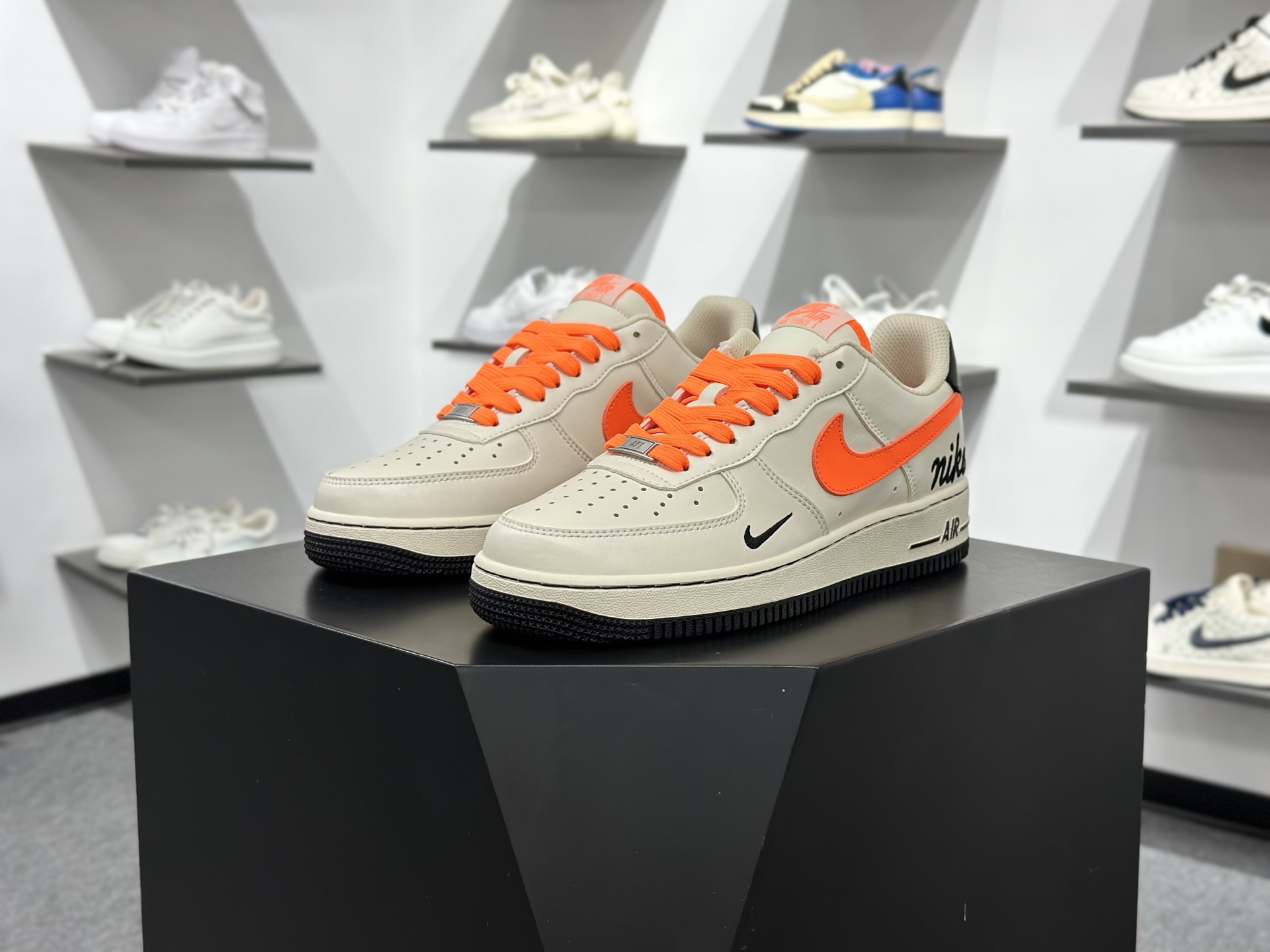 Nike Air Force 1 Low 07 x Louis Vuitton 米白橙小勾 NH0601-582
