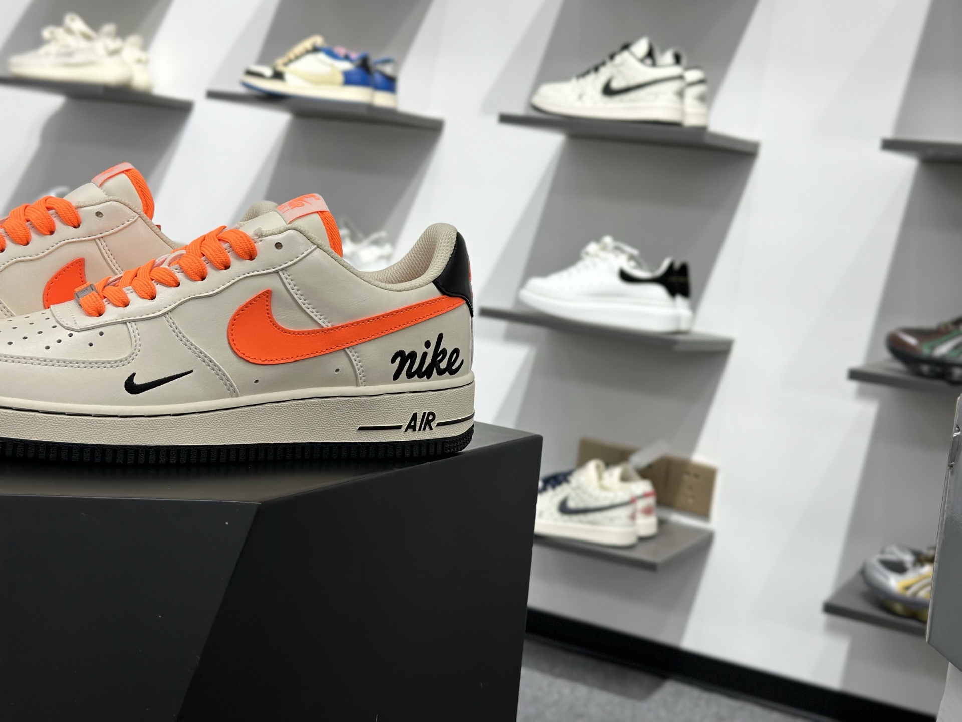 Nike Air Force 1 Low 07 x Louis Vuitton 米白橙小勾 NH0601-582