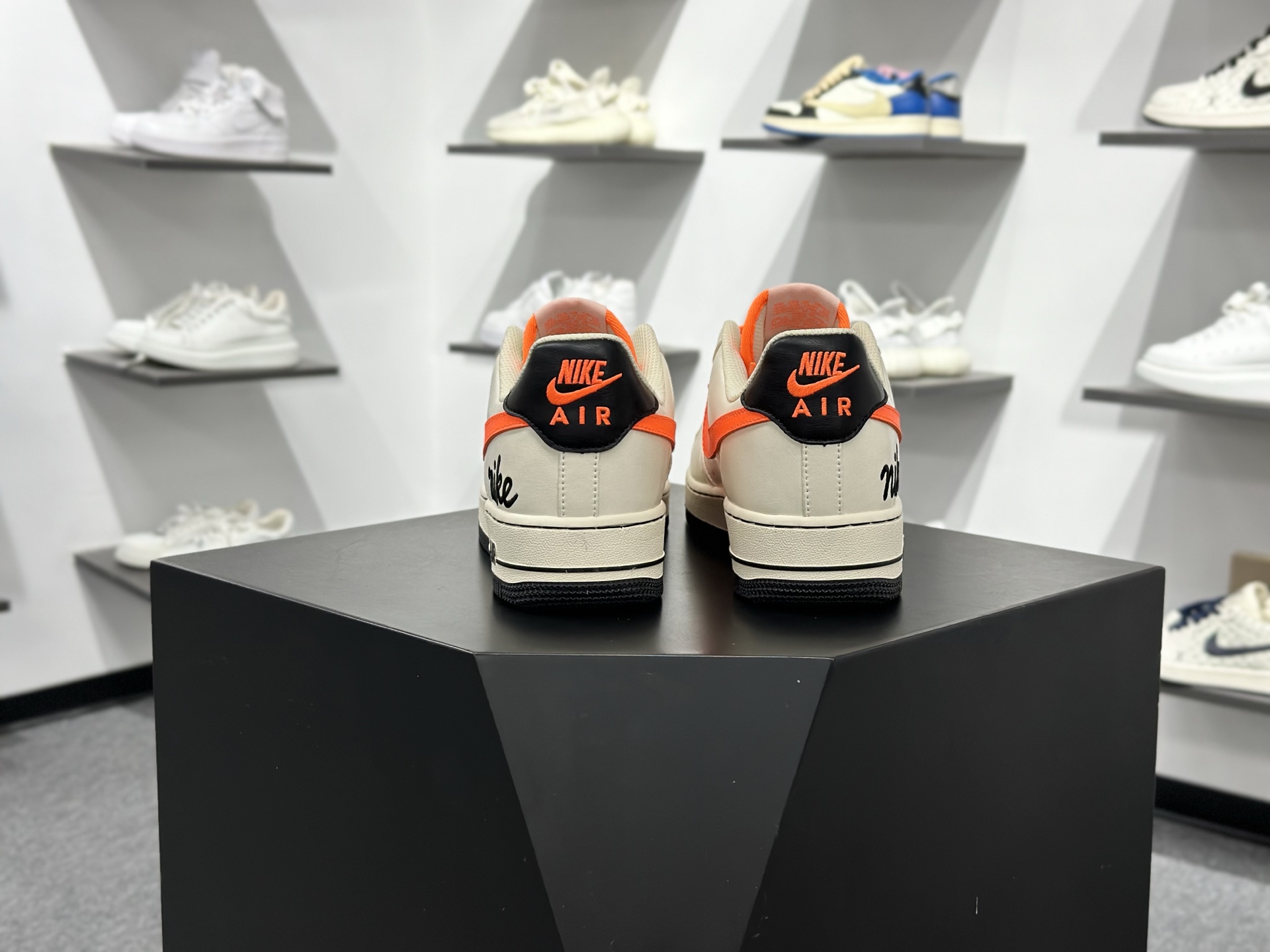 Nike Air Force 1 Low 07 x Louis Vuitton 米白橙小勾 NH0601-582