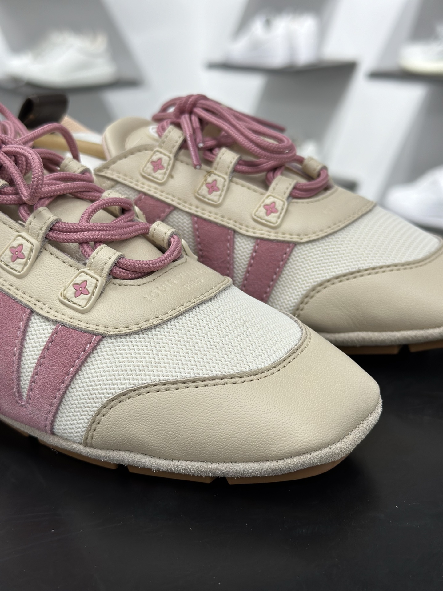 LOUIS VUITTON Sneakerina 圆头系带 芭蕾运动薄底鞋 低帮 德训鞋生活休闲鞋 女款 粉色 1AHOTB