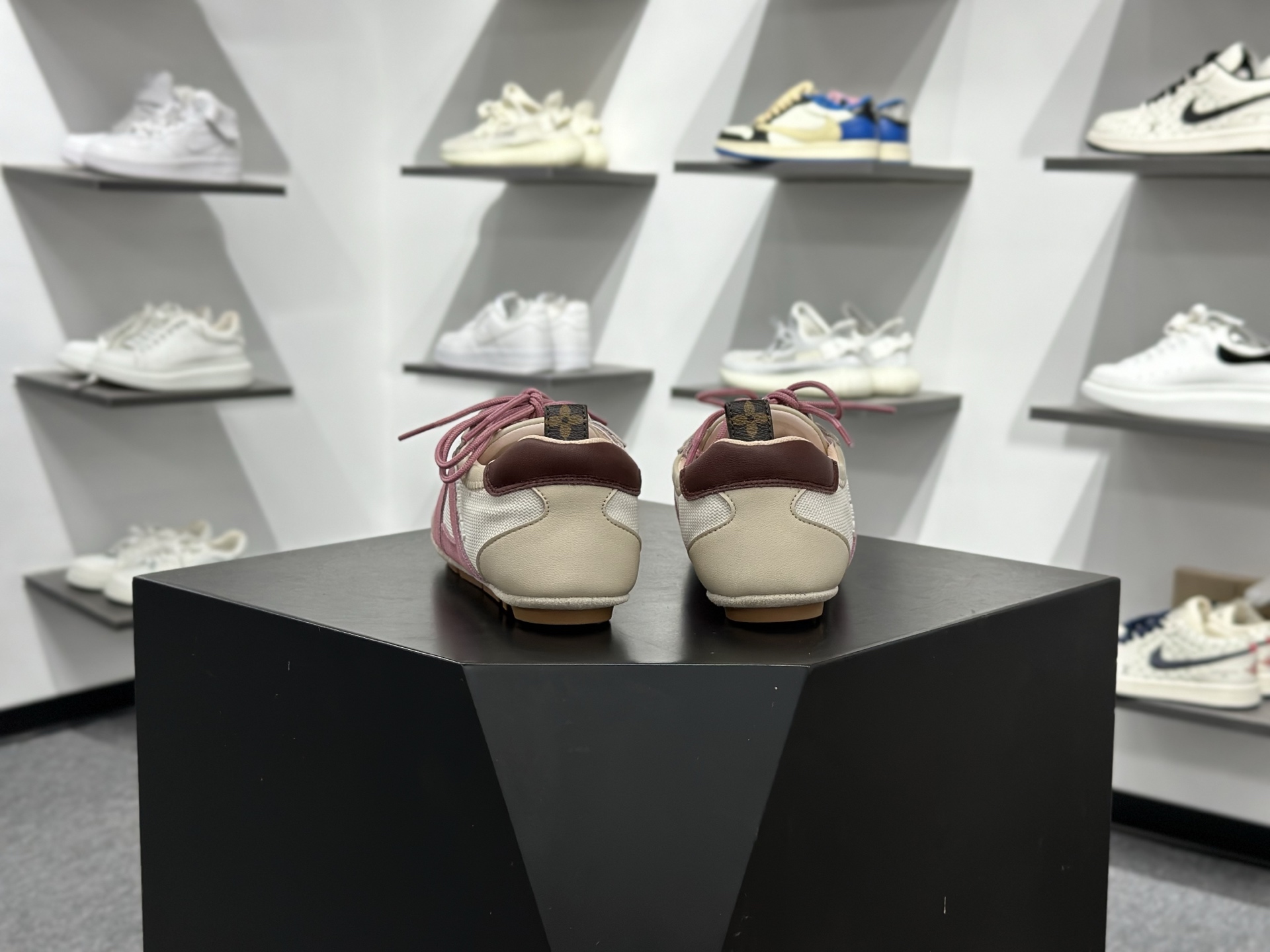 LOUIS VUITTON Sneakerina 圆头系带 芭蕾运动薄底鞋 低帮 德训鞋生活休闲鞋 女款 粉色 1AHOTB