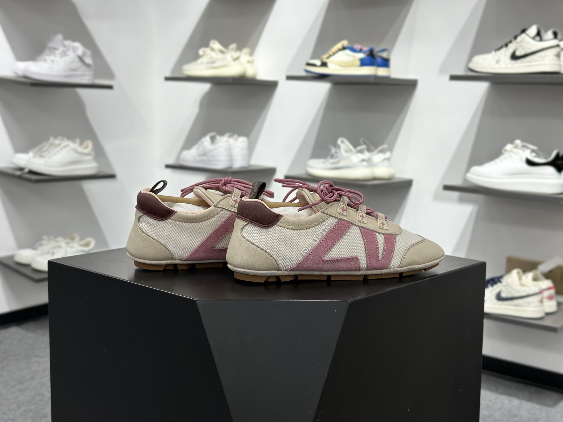 LOUIS VUITTON Sneakerina 圆头系带 芭蕾运动薄底鞋 低帮 德训鞋生活休闲鞋 女款 粉色 1AHOTB
