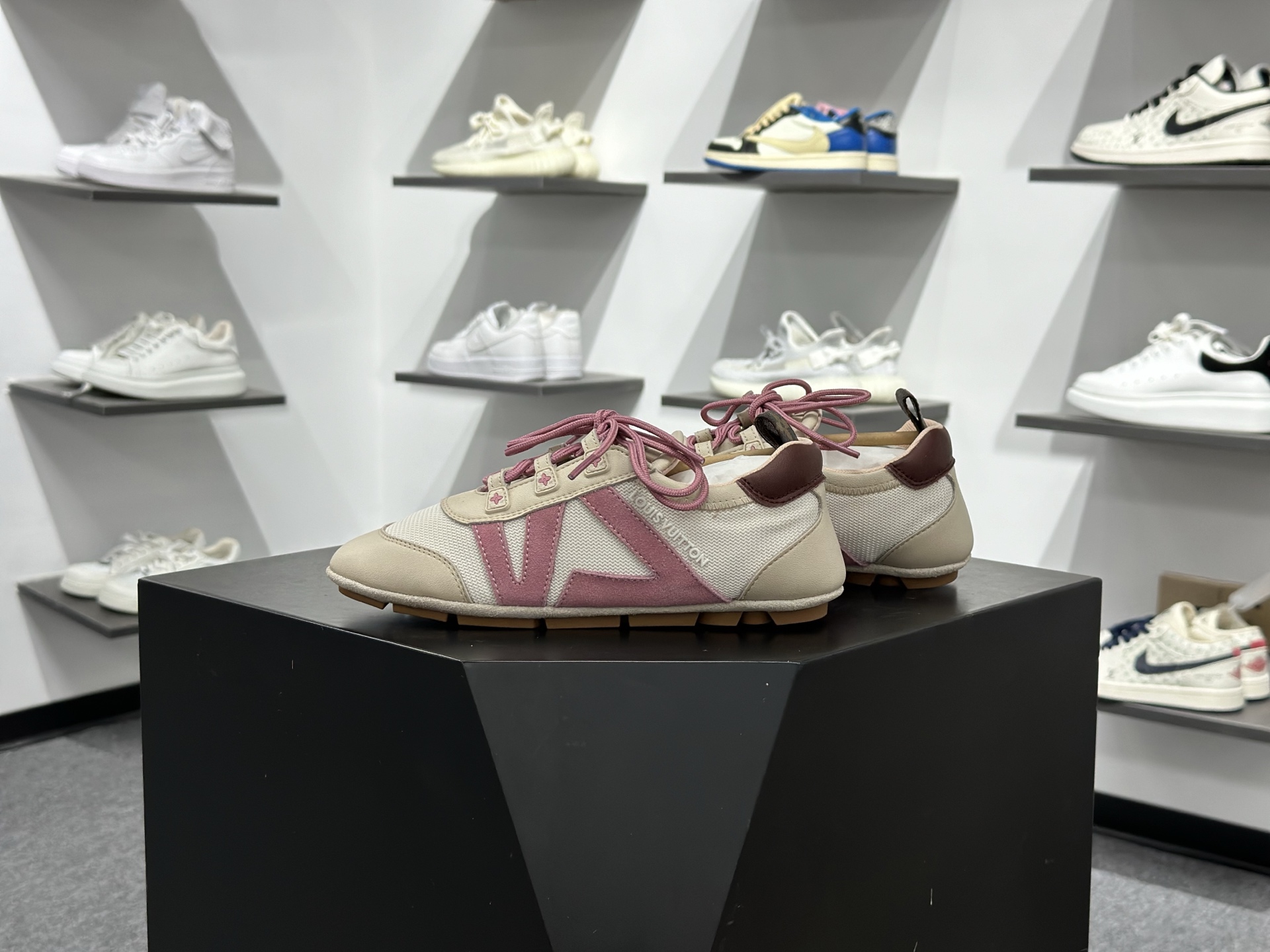 LOUIS VUITTON Sneakerina 圆头系带 芭蕾运动薄底鞋 低帮 德训鞋生活休闲鞋 女款 粉色 1AHOTB