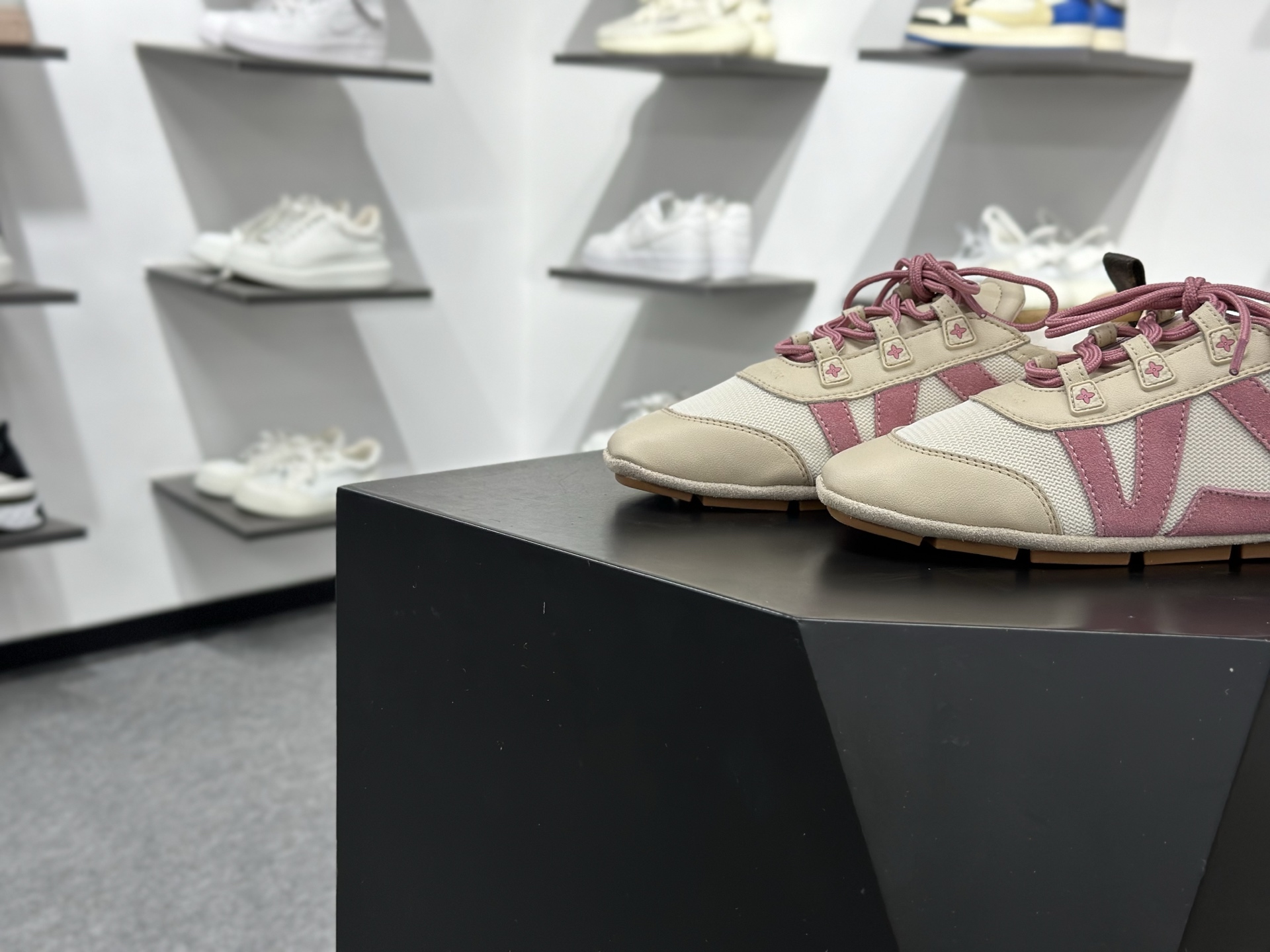 LOUIS VUITTON Sneakerina 圆头系带 芭蕾运动薄底鞋 低帮 德训鞋生活休闲鞋 女款 粉色 1AHOTB