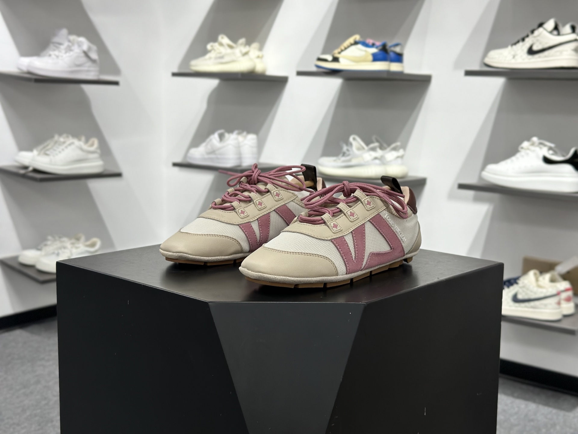LOUIS VUITTON Sneakerina 圆头系带 芭蕾运动薄底鞋 低帮 德训鞋生活休闲鞋 女款 粉色 1AHOTB