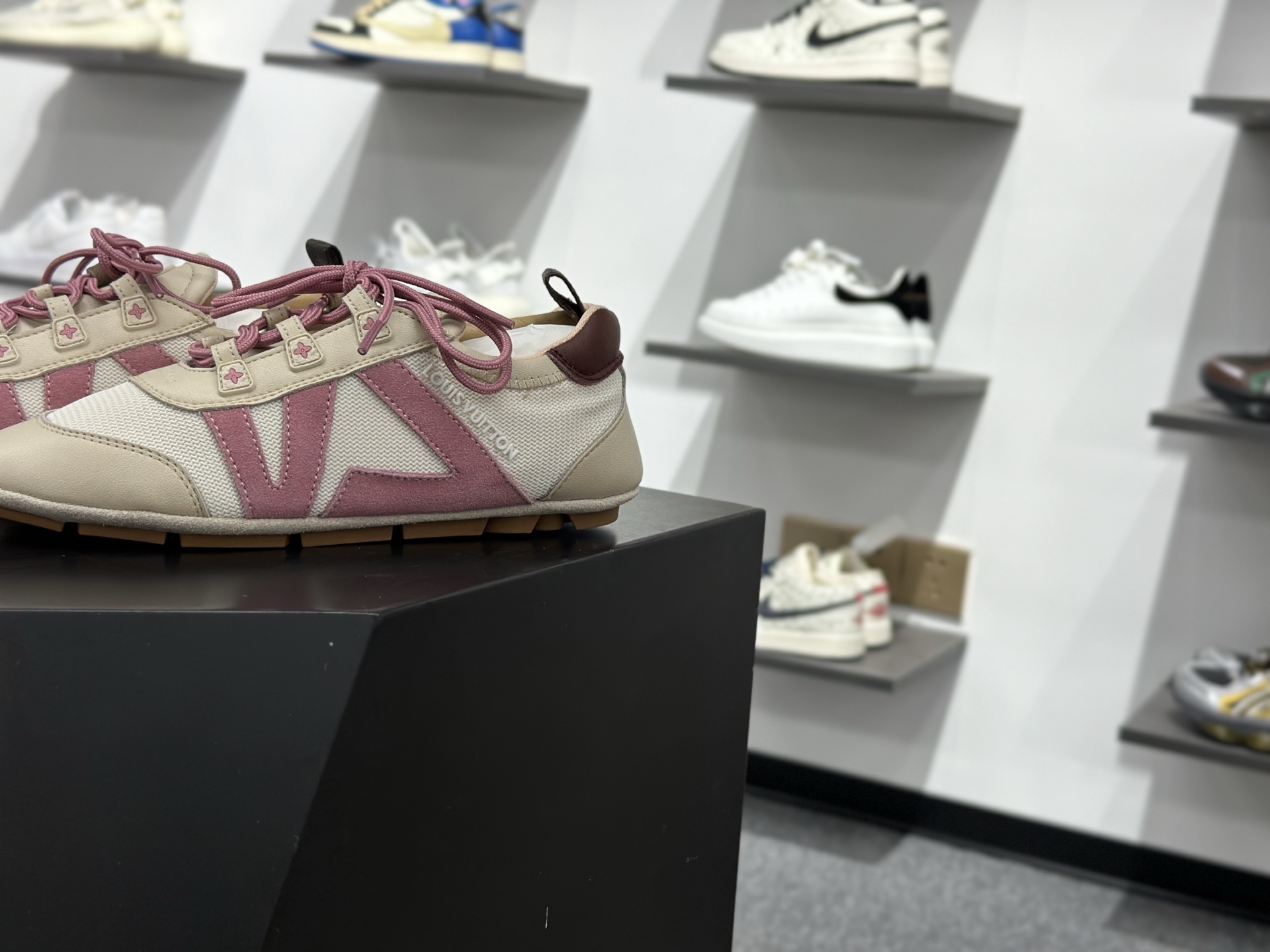 LOUIS VUITTON Sneakerina 圆头系带 芭蕾运动薄底鞋 低帮 德训鞋生活休闲鞋 女款 粉色 1AHOTB
