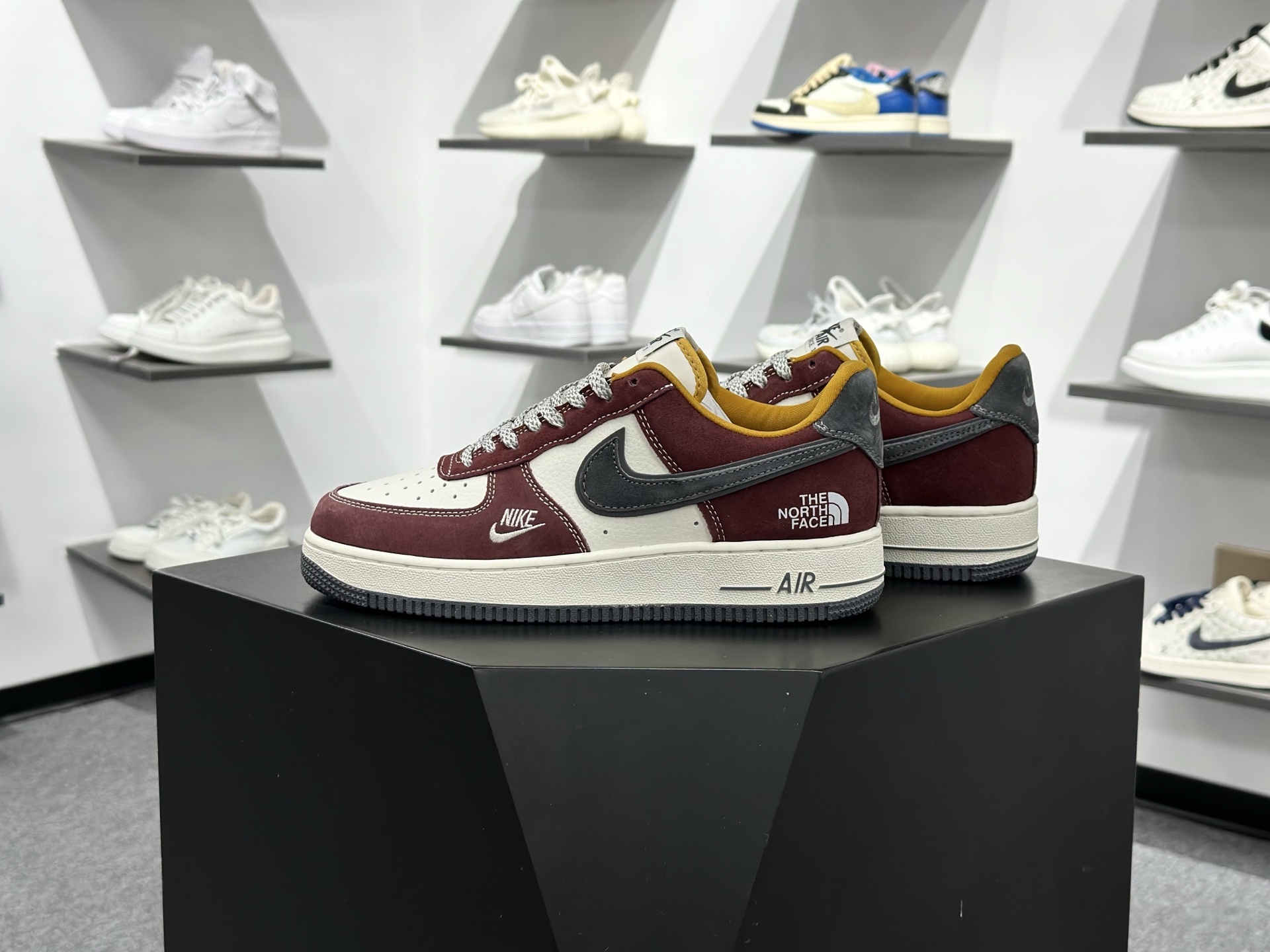 Nike Air Force 1 Low 07 x The North Face 红白灰小勾满天星 SS1979-006
