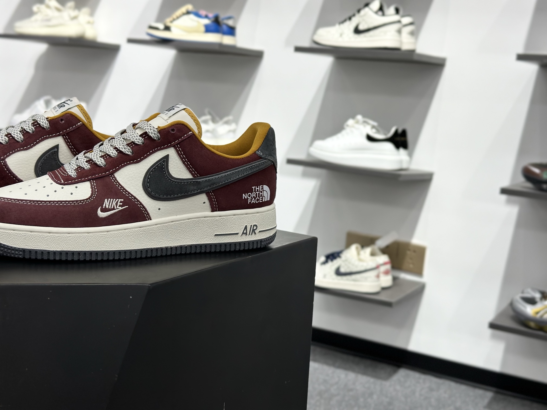 Nike Air Force 1 Low 07 x The North Face 红白灰小勾满天星 SS1979-006