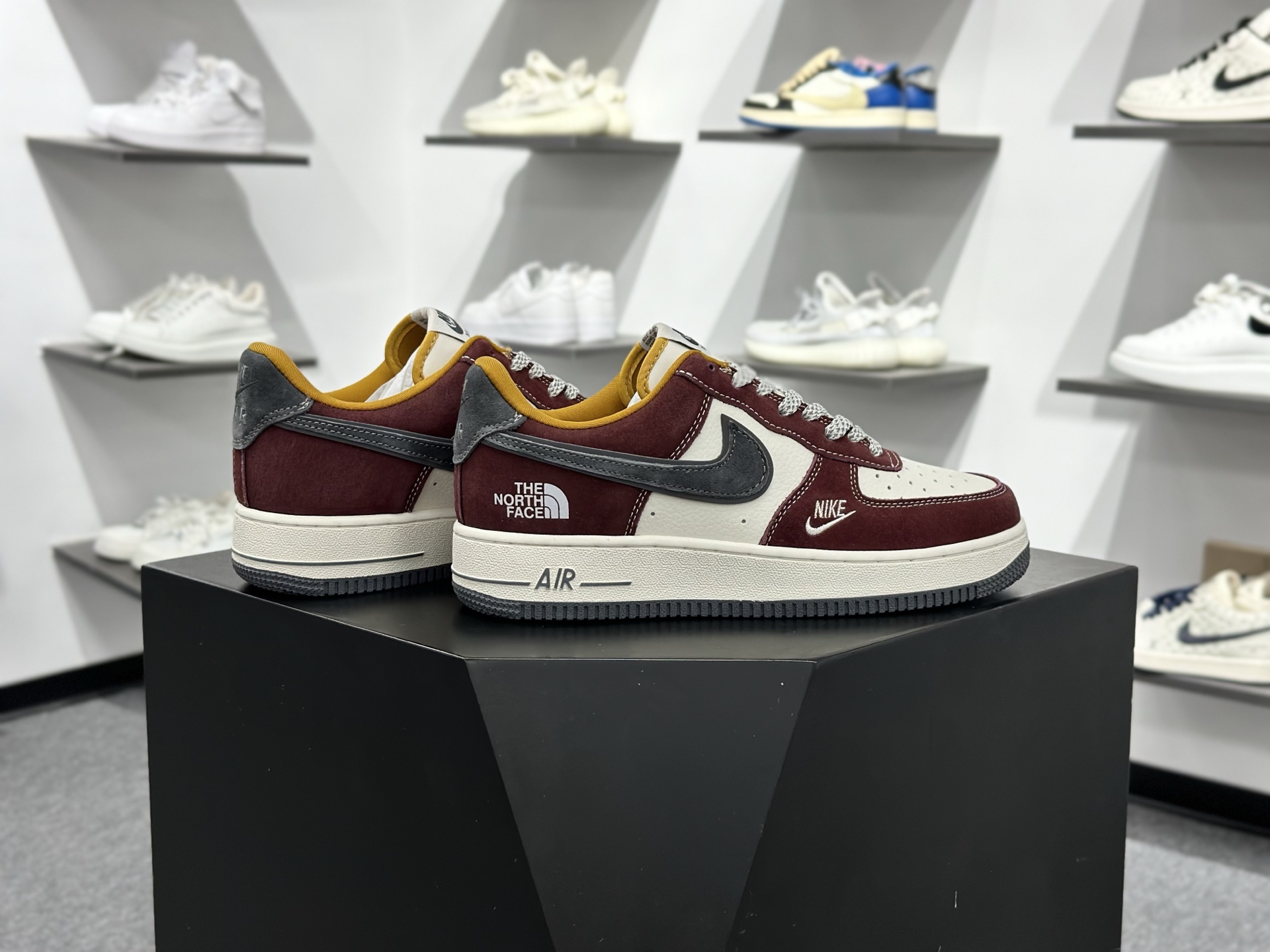 Nike Air Force 1 Low 07 x The North Face 红白灰小勾满天星 SS1979-006