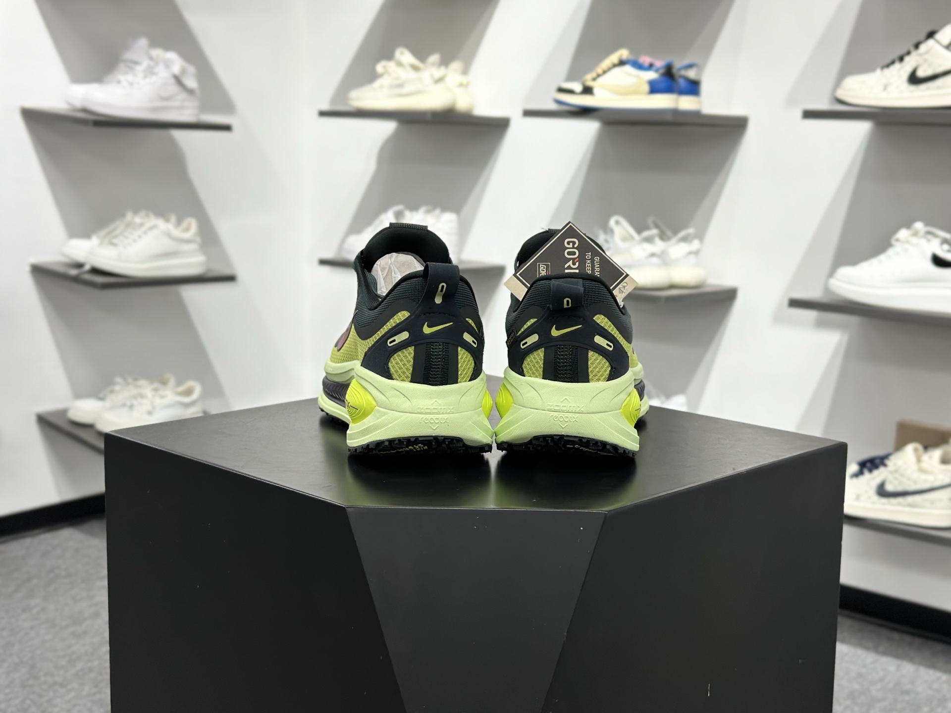 Nike VOMERO 18 GTX轻盈跑鞋 顶级版本 Nike VOMERO 18 舒适百搭防滑耐磨 低帮 休闲跑步鞋男女同款 HQ7002-002