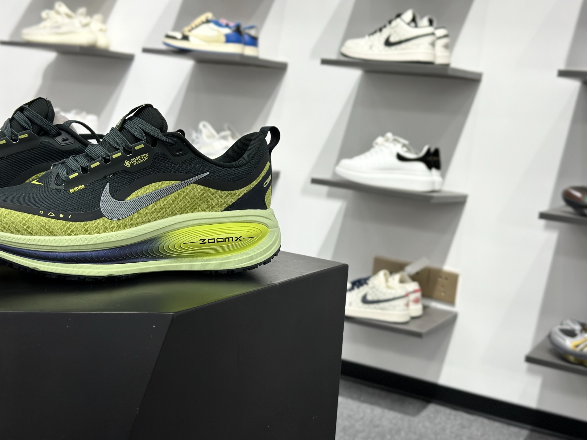 Nike VOMERO 18 GTX轻盈跑鞋 顶级版本 Nike VOMERO 18 舒适百搭防滑耐磨 低帮 休闲跑步鞋男女同款 HQ7002-002