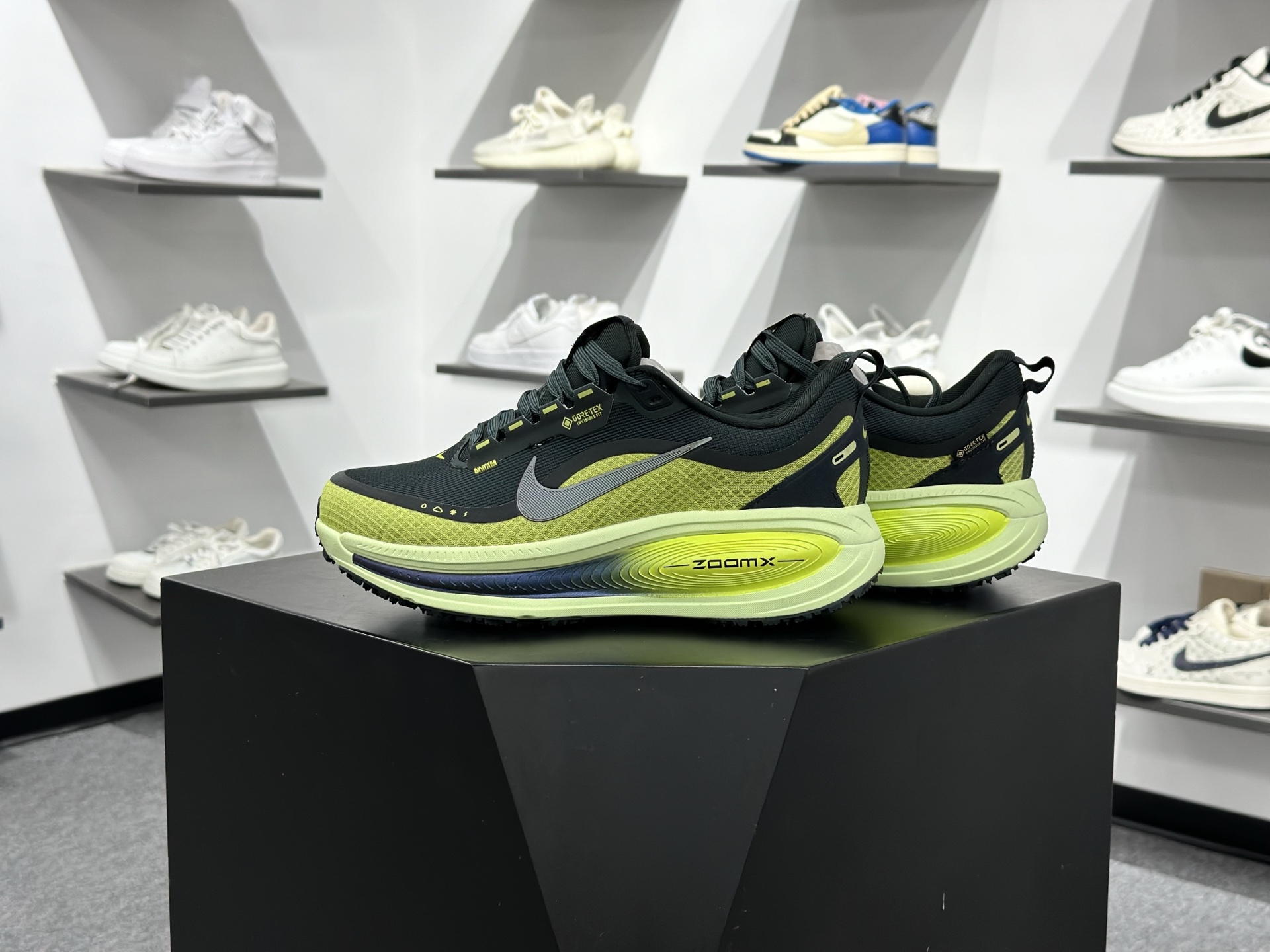 Nike VOMERO 18 GTX轻盈跑鞋 顶级版本 Nike VOMERO 18 舒适百搭防滑耐磨 低帮 休闲跑步鞋男女同款 HQ7002-002
