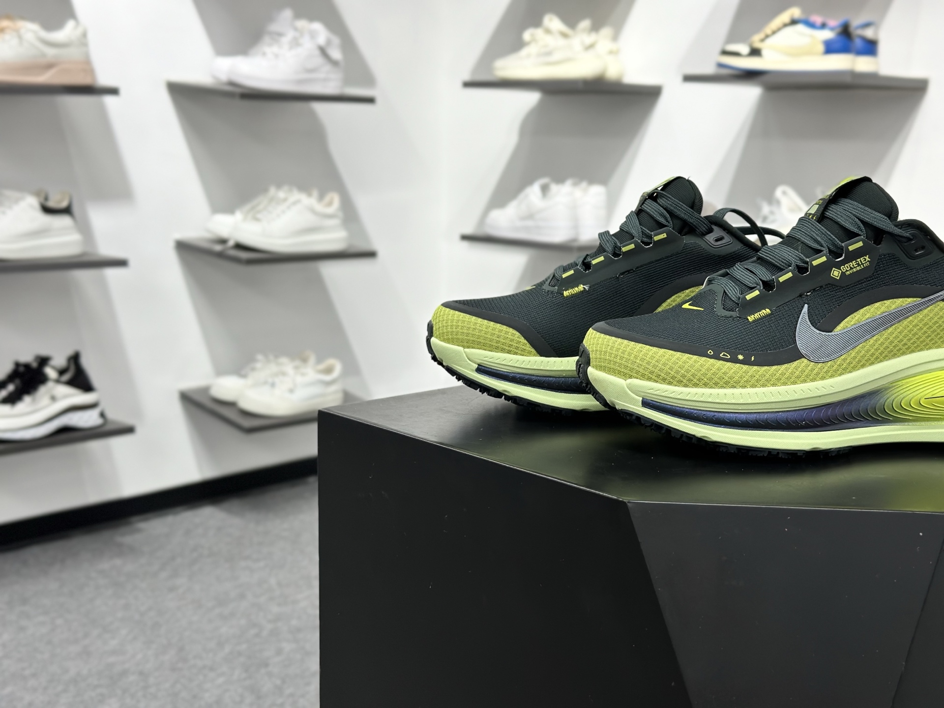Nike VOMERO 18 GTX轻盈跑鞋 顶级版本 Nike VOMERO 18 舒适百搭防滑耐磨 低帮 休闲跑步鞋男女同款 HQ7002-002