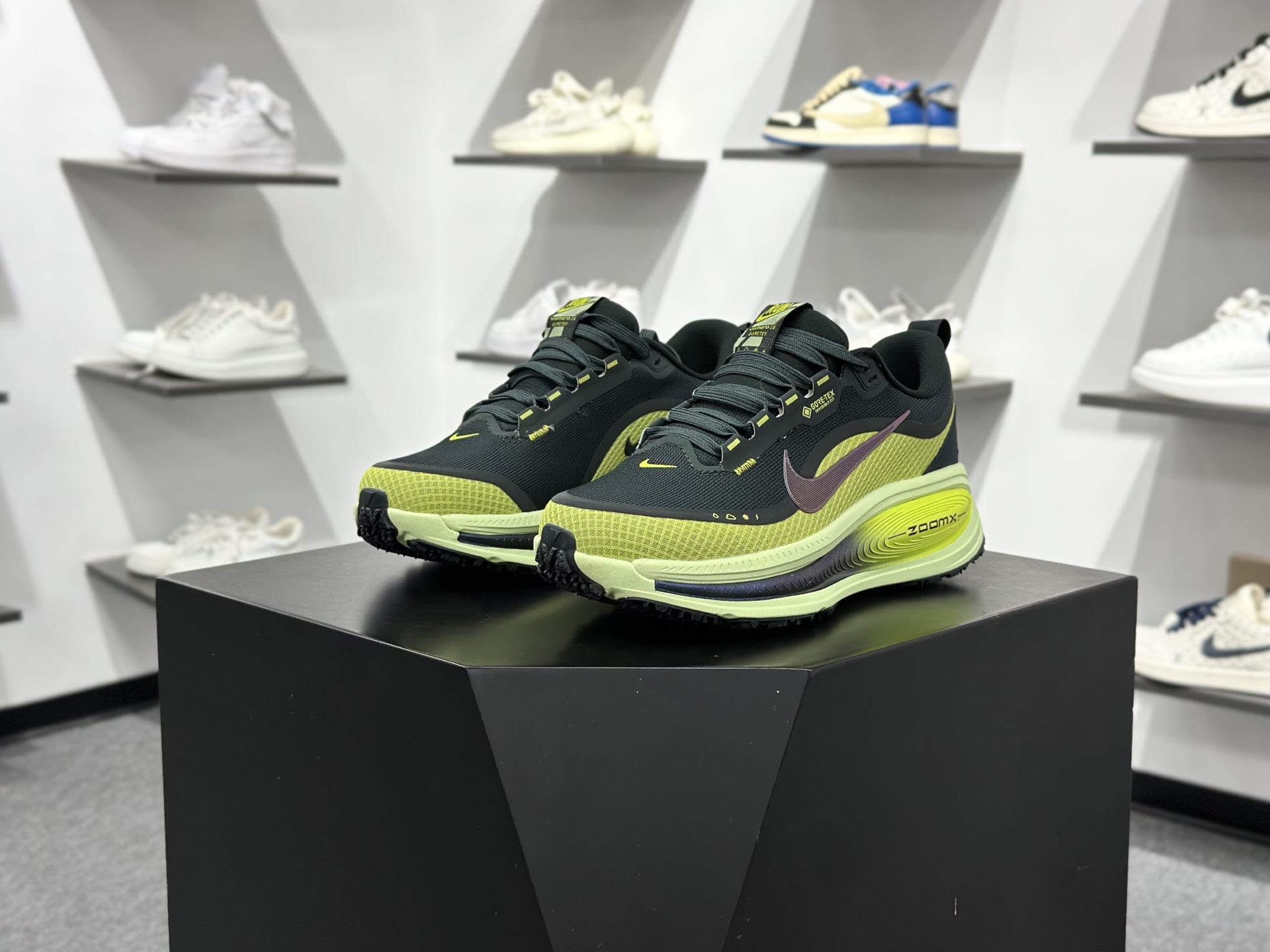 Nike VOMERO 18 GTX轻盈跑鞋 顶级版本 Nike VOMERO 18 舒适百搭防滑耐磨 低帮 休闲跑步鞋男女同款 HQ7002-002