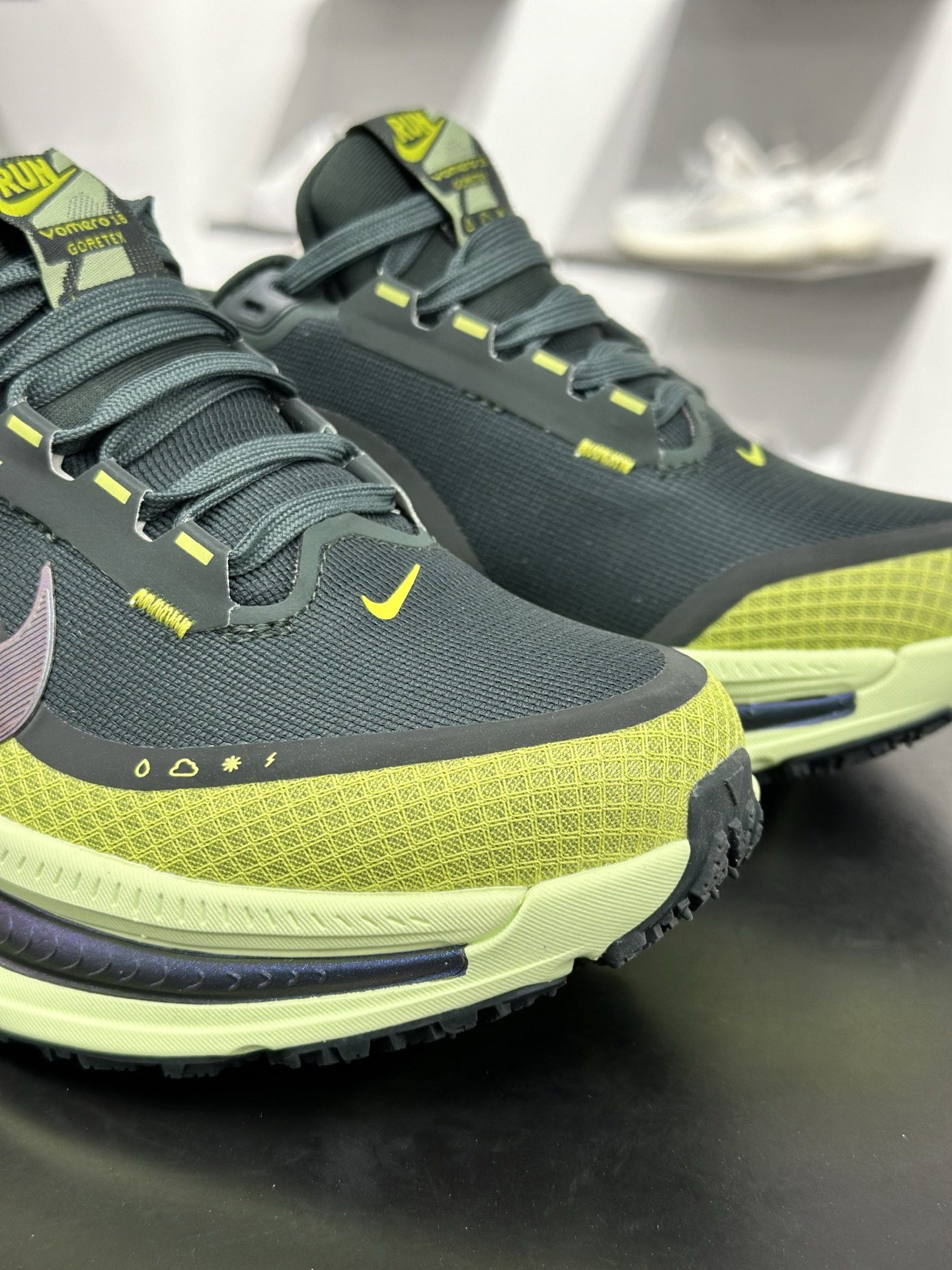 Nike VOMERO 18 GTX轻盈跑鞋 顶级版本 Nike VOMERO 18 舒适百搭防滑耐磨 低帮 休闲跑步鞋男女同款 HQ7002-002