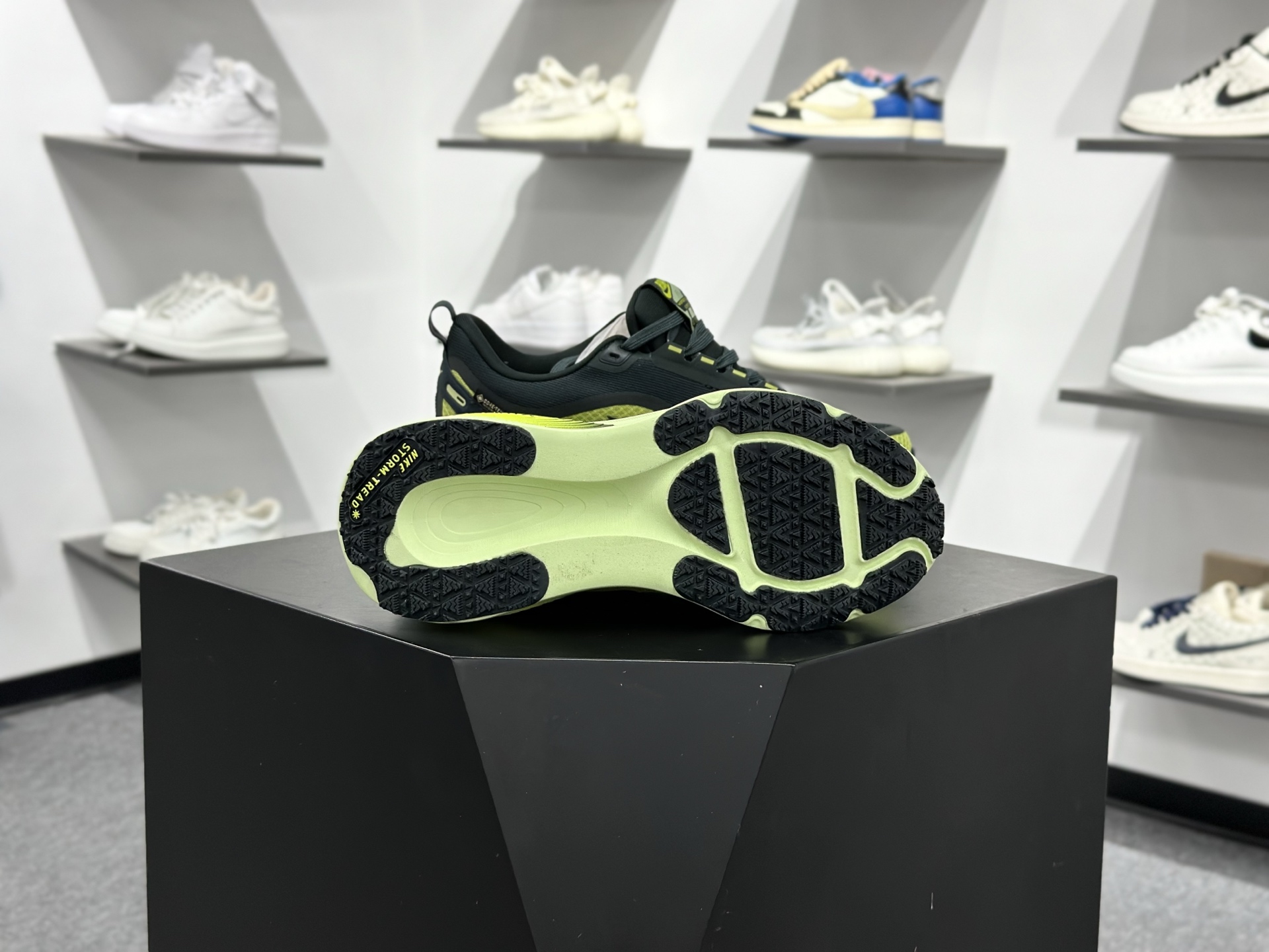 Nike VOMERO 18 GTX轻盈跑鞋 顶级版本 Nike VOMERO 18 舒适百搭防滑耐磨 低帮 休闲跑步鞋男女同款 HQ7002-002
