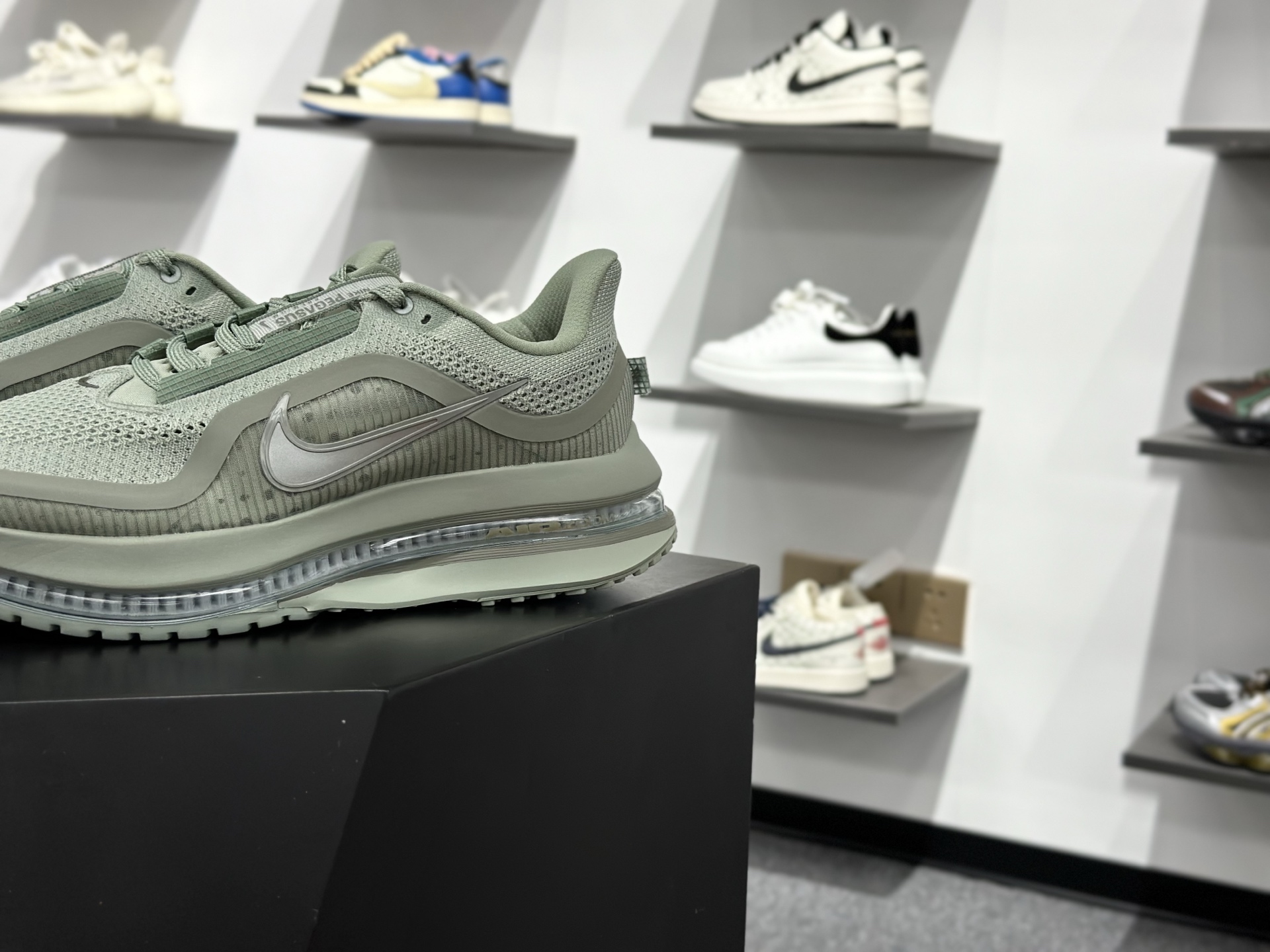 Nike Pegasus Premium 减震防滑耐磨透气 低帮跑步鞋 HQ2592-300